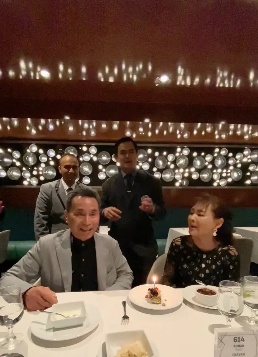 アンセムオブザシーズのレストランで誕生日祝いしてもらう夫婦