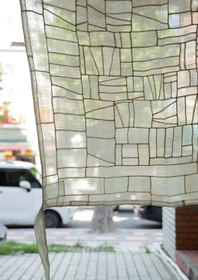 庶民が着古した肌着などの端切れを縫い合わせた麻のチョガッポ。日本ではこちらをポシャギと呼ぶけれど、ポシャギは“包む布”の意味