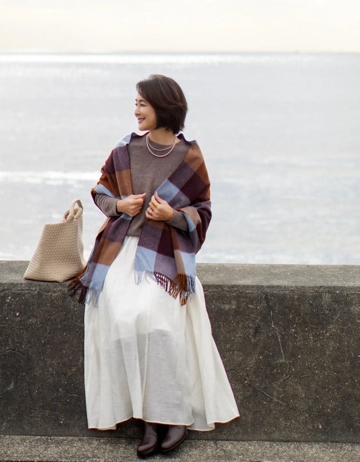 エクラ 華組　佐藤綾子さん　白スカートコーデ　全身コーデ