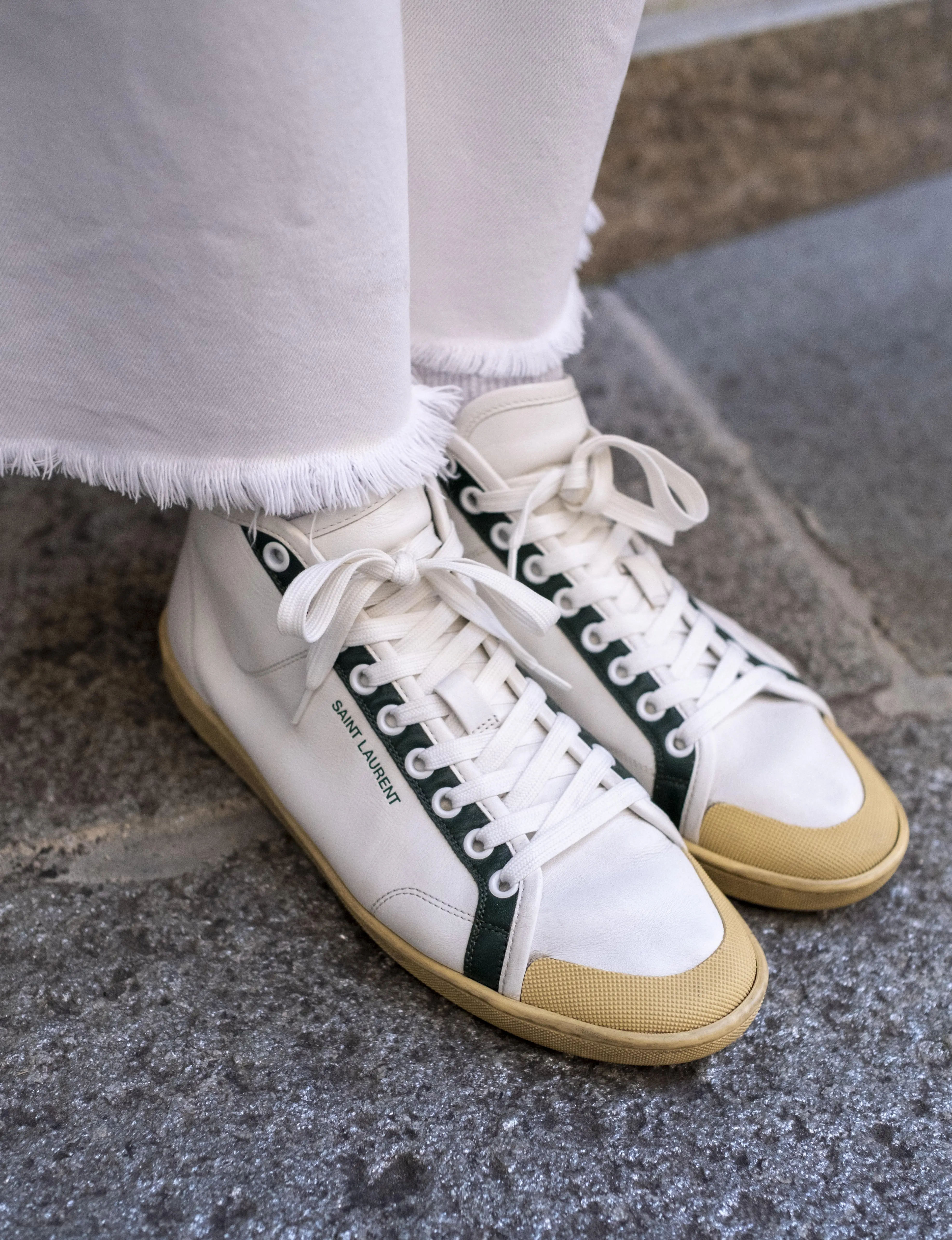 ファッションスナップ　スニーカー　サンローラン　白