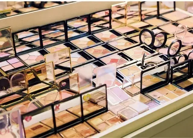 使用するコスメはデパコス中心