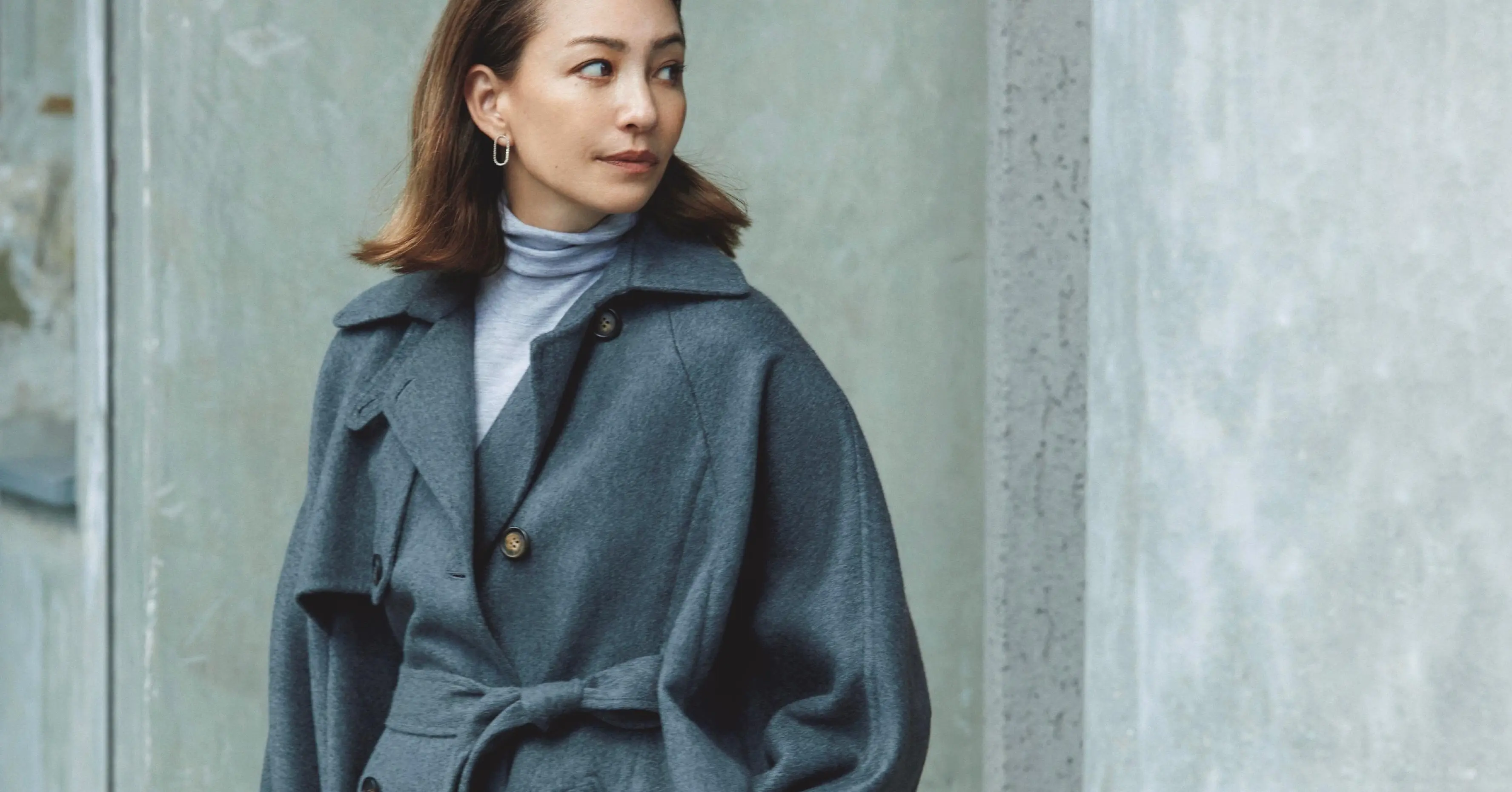チャコールグレーのカシミヤコートで、しなやかな女性らしさを