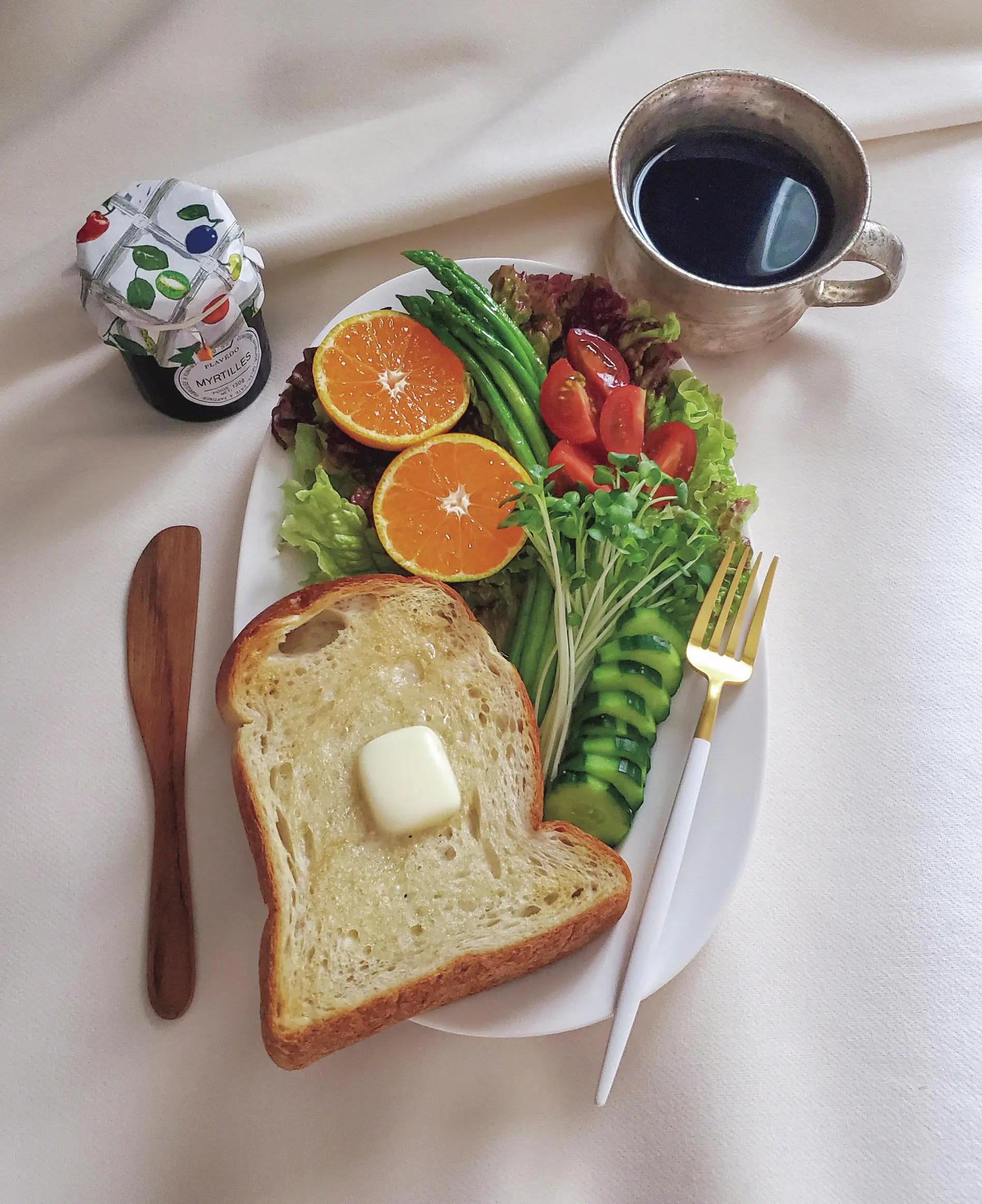 華組　新メンバー紹介　矢島「心地よ く一日をスタートさせるために、 朝食を少しだけ工夫しています。 パンとフルーツ、野菜をお皿に きれいに盛りつけるだけでも不 思議と気分が上がる！」