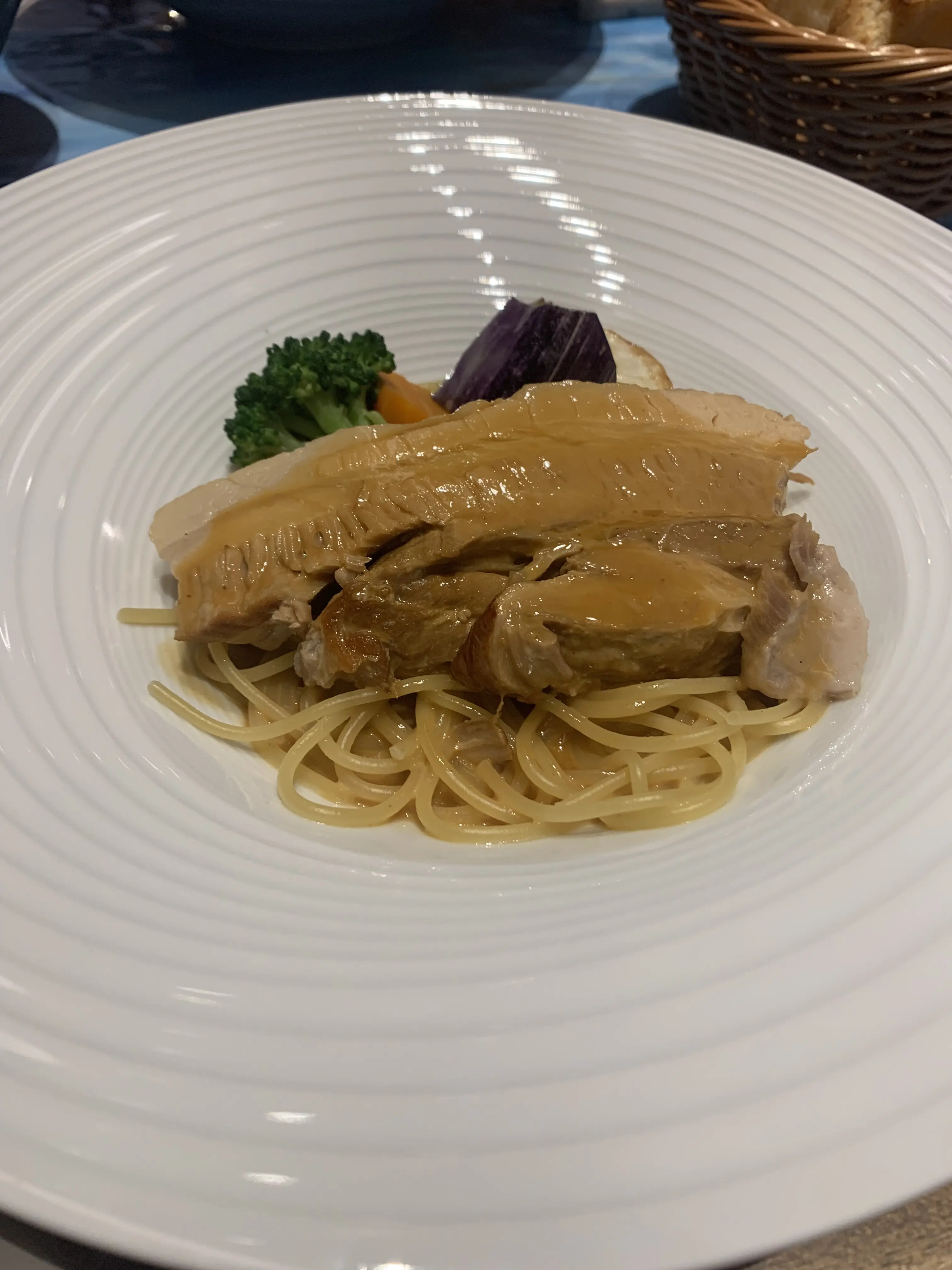 メインは豚バラ肉のナヴァラン風を注文