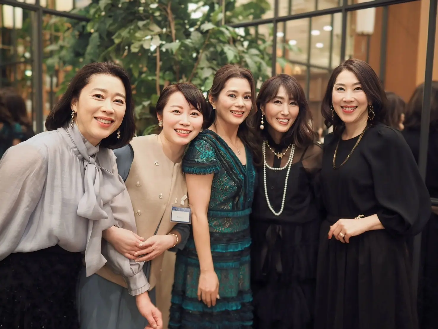 エクラ ソワレ・ドゥ・エクラ2025での5人ショット。Jマダムメンバーが華やかにドレスアップして集合。