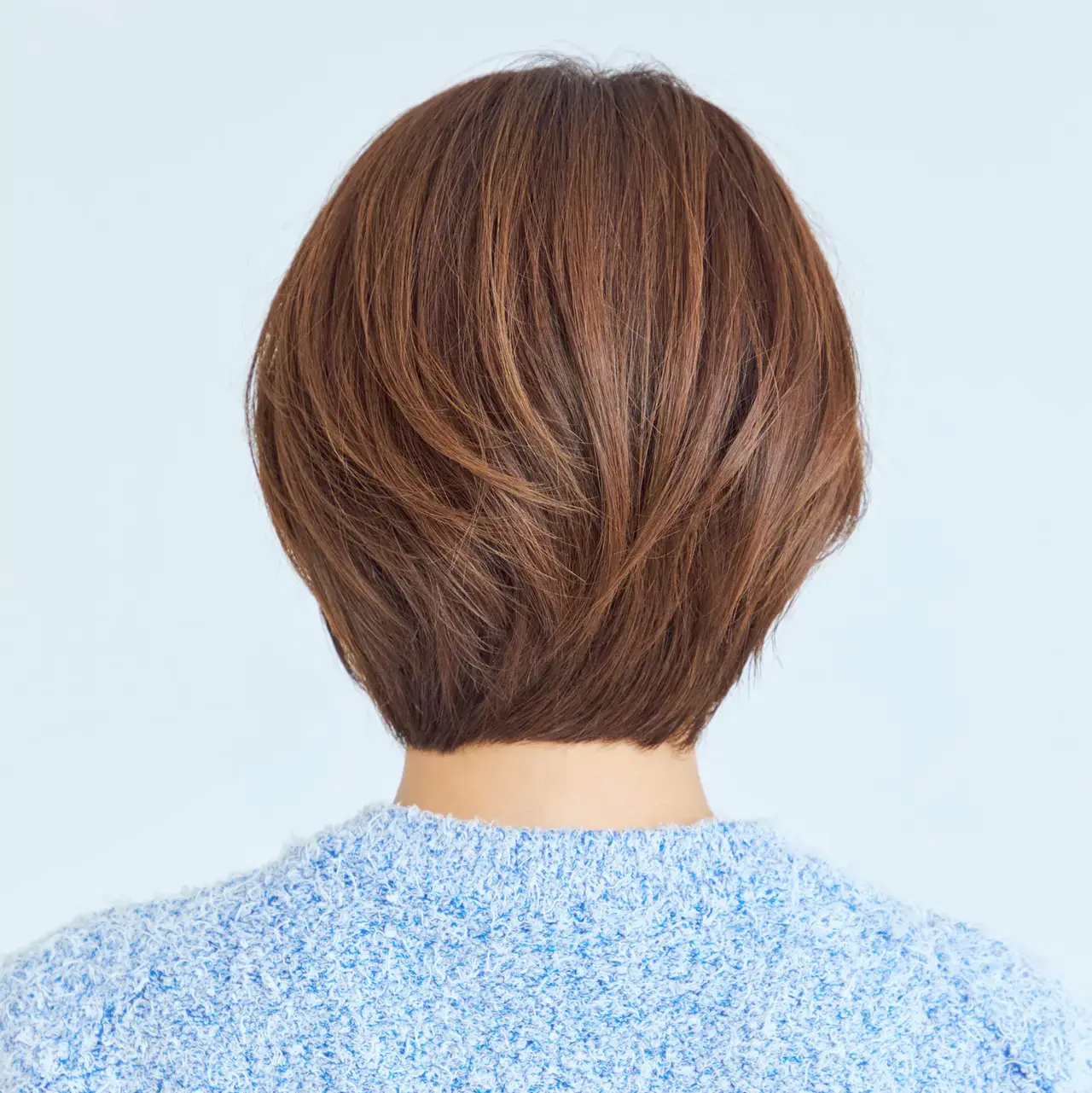 丸みフォルムとハイライトで、立体感と白髪カバーを叶えるショートヘア【50代髪型・ヘアスタイル】