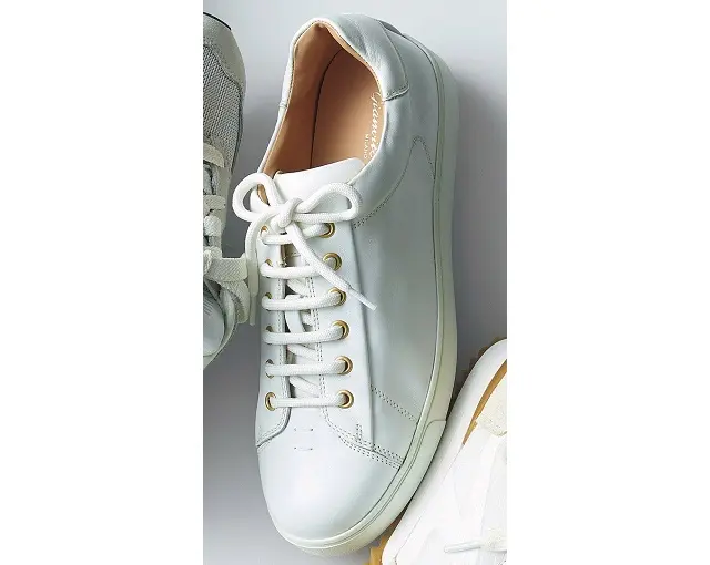 レザーのすっきりとした白が上品。 靴￥105,600／ジャンヴィト ロッシ ジャパン（ジャンヴィト ロッシ）