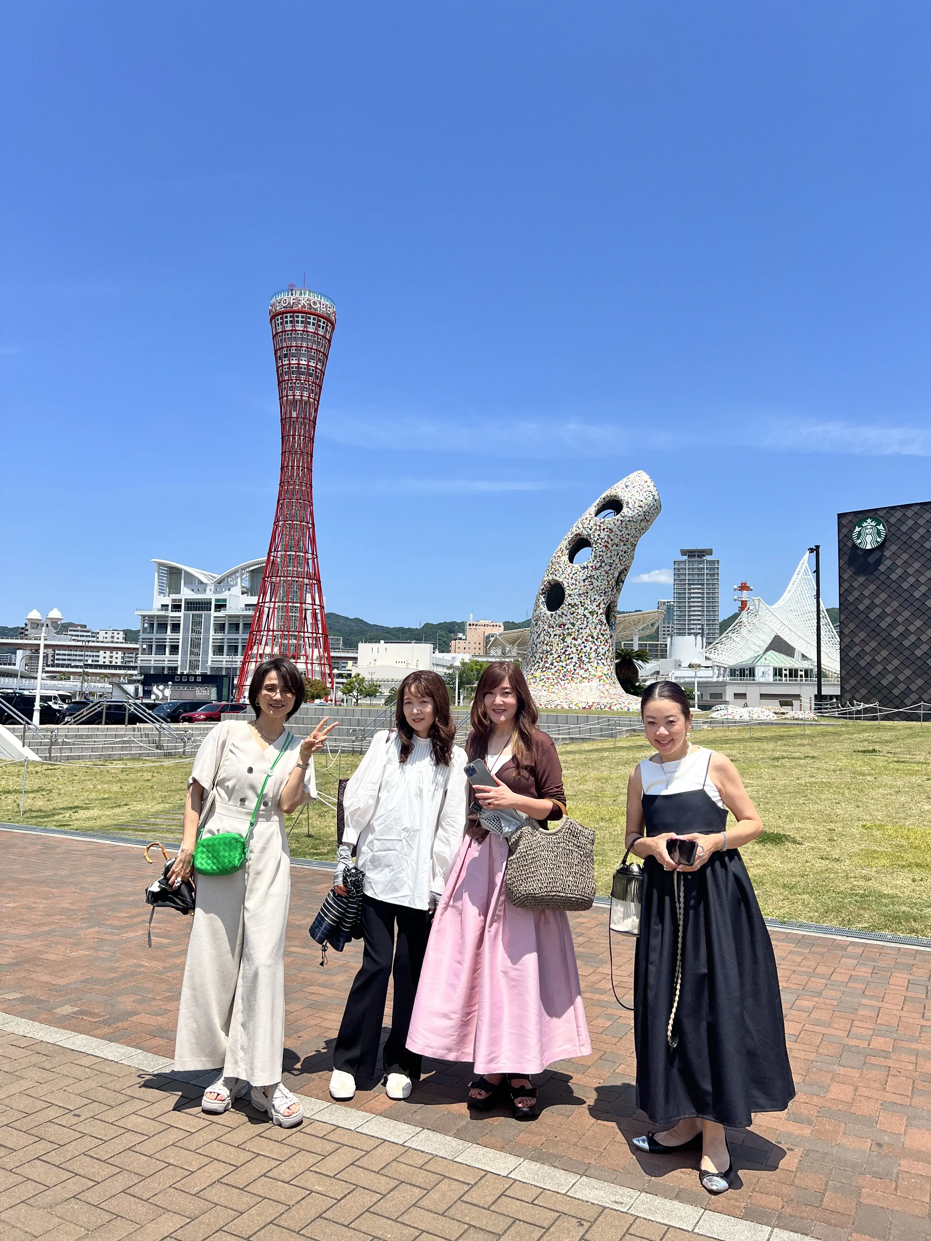 神戸ポートタワーとスタバ