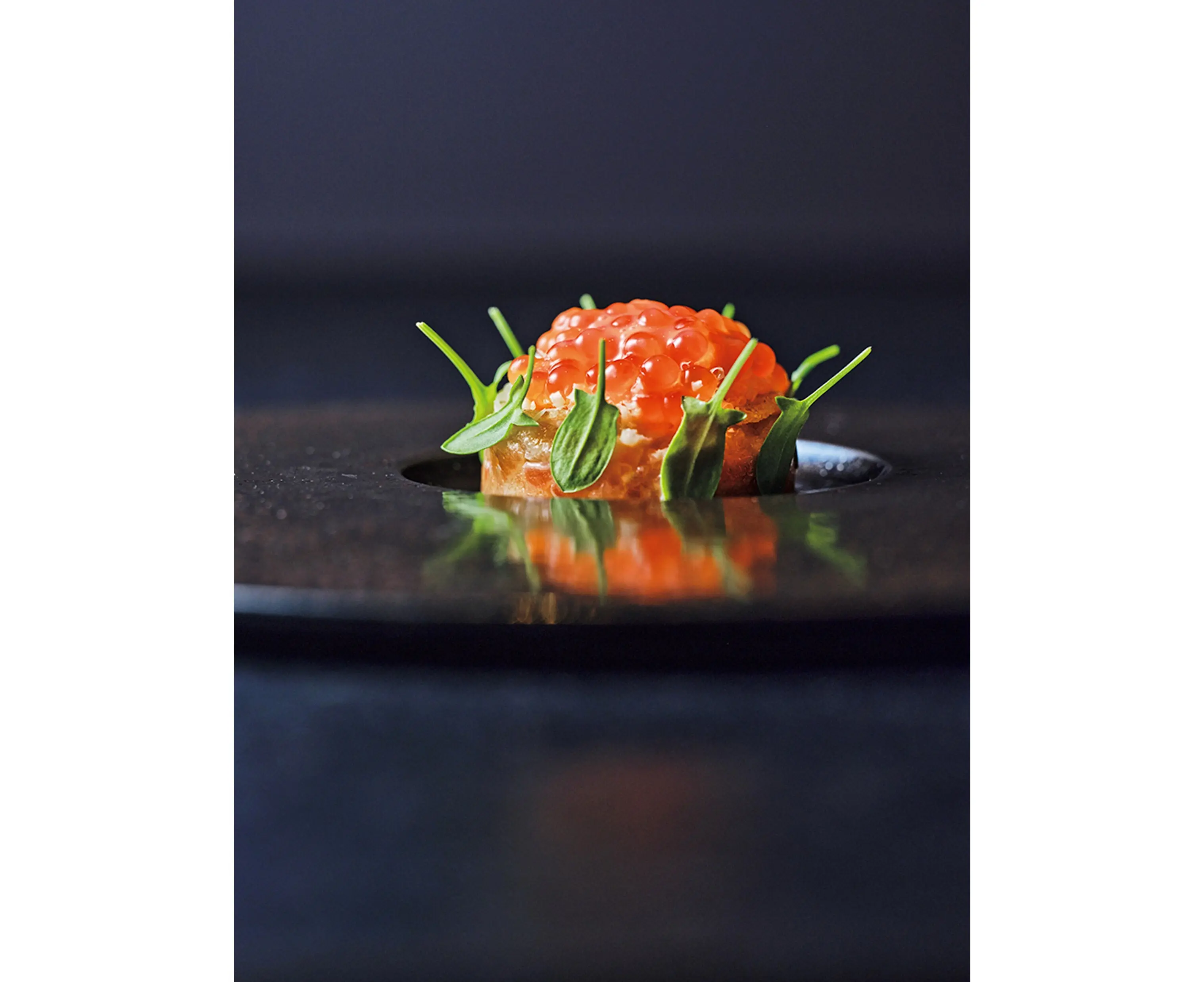 鮭のタルタルに酒粕で風味づけした チーズソースとイクラのソースをかけて