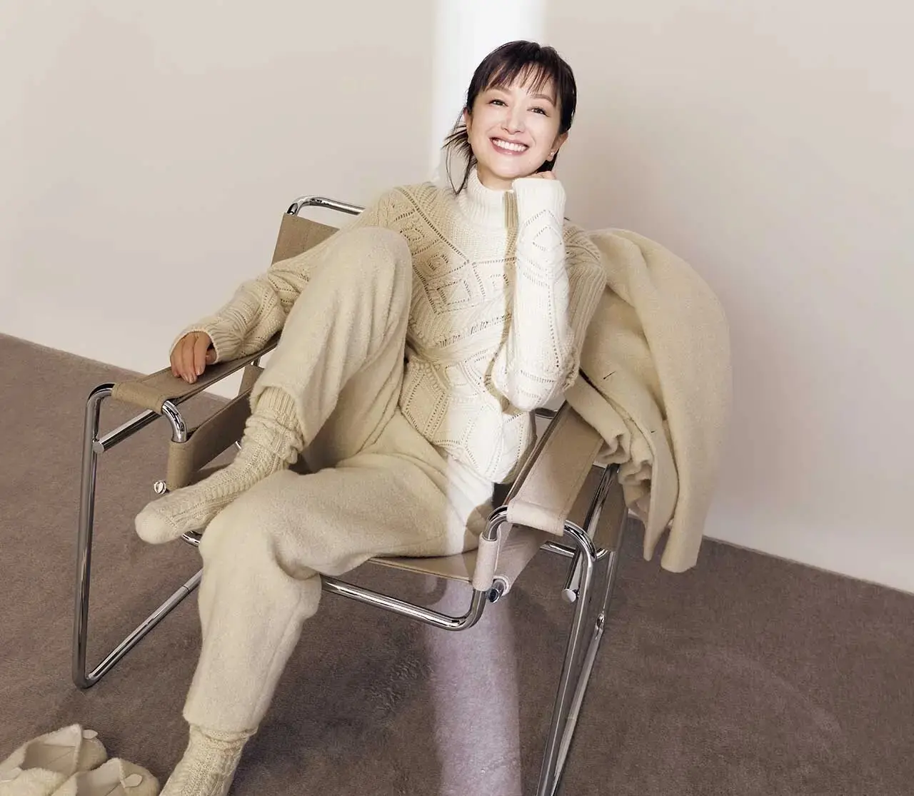 【鈴木京香が着こなす「冬の白のスタイル」】極上の着心地に癒される「ロロピアーナ」のカシミヤニット＆パンツ