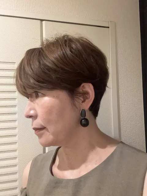 大人ショートに映えるまつげ。髪と目元でつくる、私らしい“軽やかさ”_1_3
