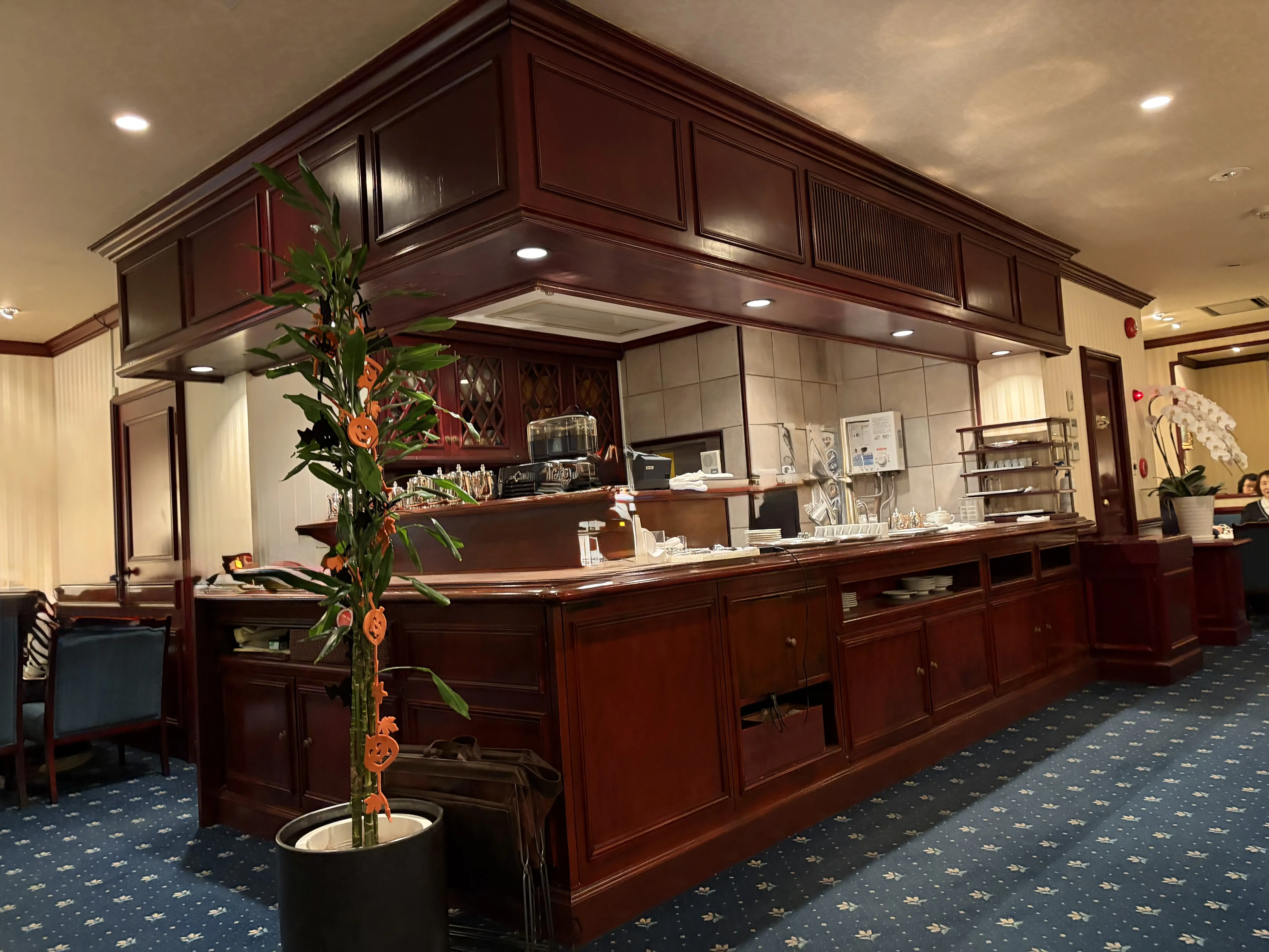 成城アルプスの喫茶スペースはシックで落ち着いた雰囲気