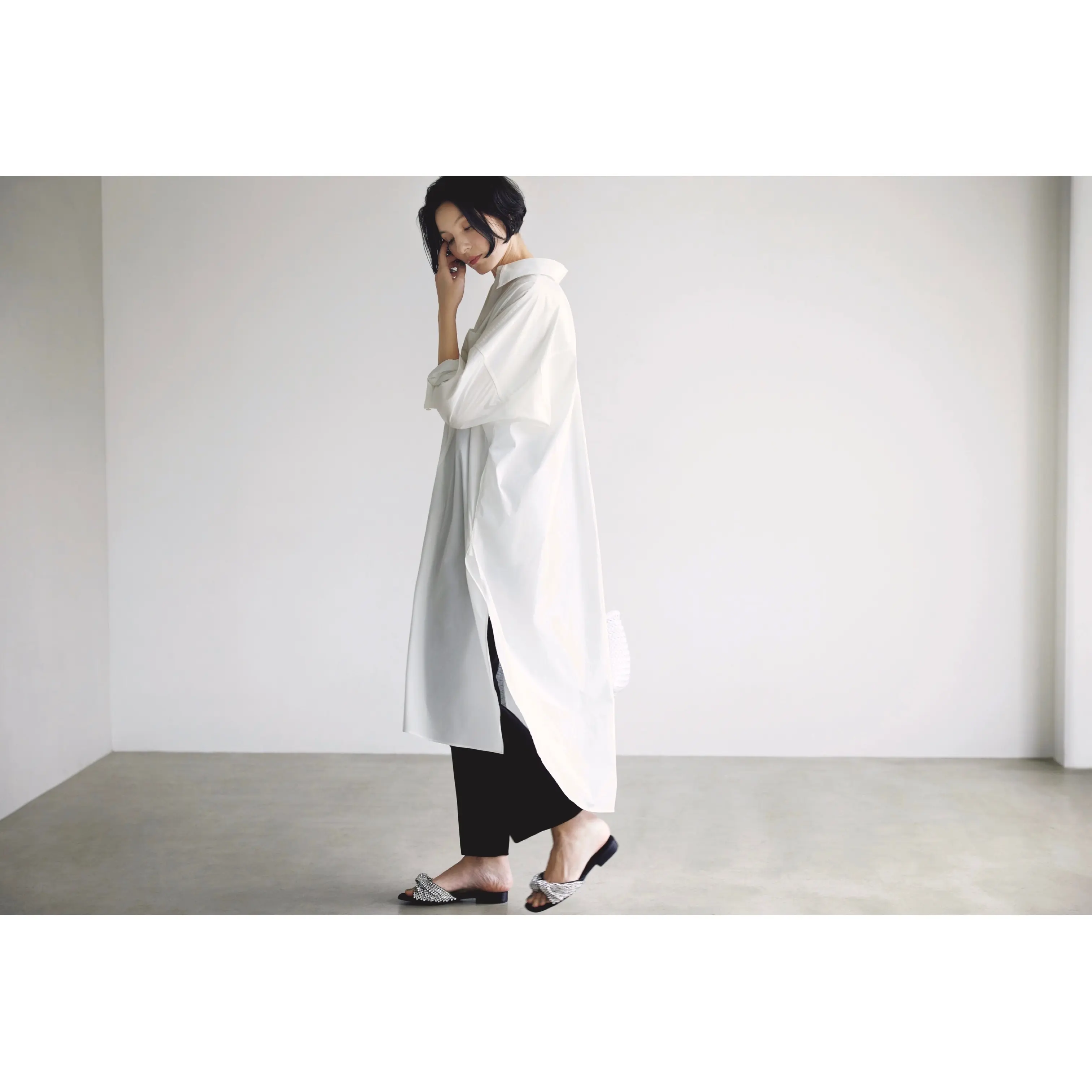 白ロングシャツに黒パンツを合わせたモノトーンコーデ　モデル・田沢美亜