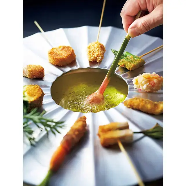 藤井荘で考案された「ぽんぽん鍋」。厳選した油で、衣も細かく、何本でも食べられる軽さ。ほかのお料理や器も趣味がいい