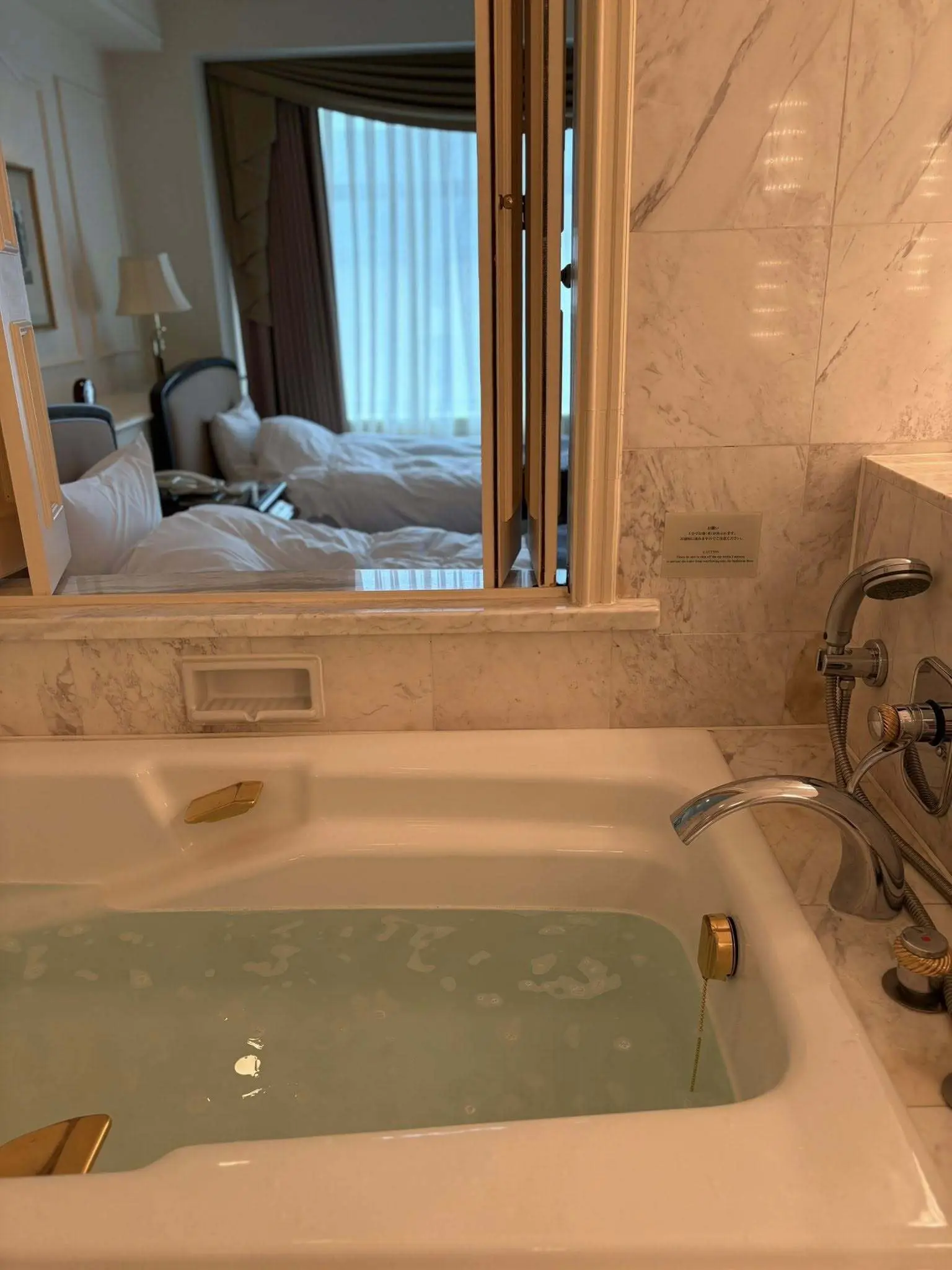 お風呂の窓をあけると部屋越しに景色が楽しめます