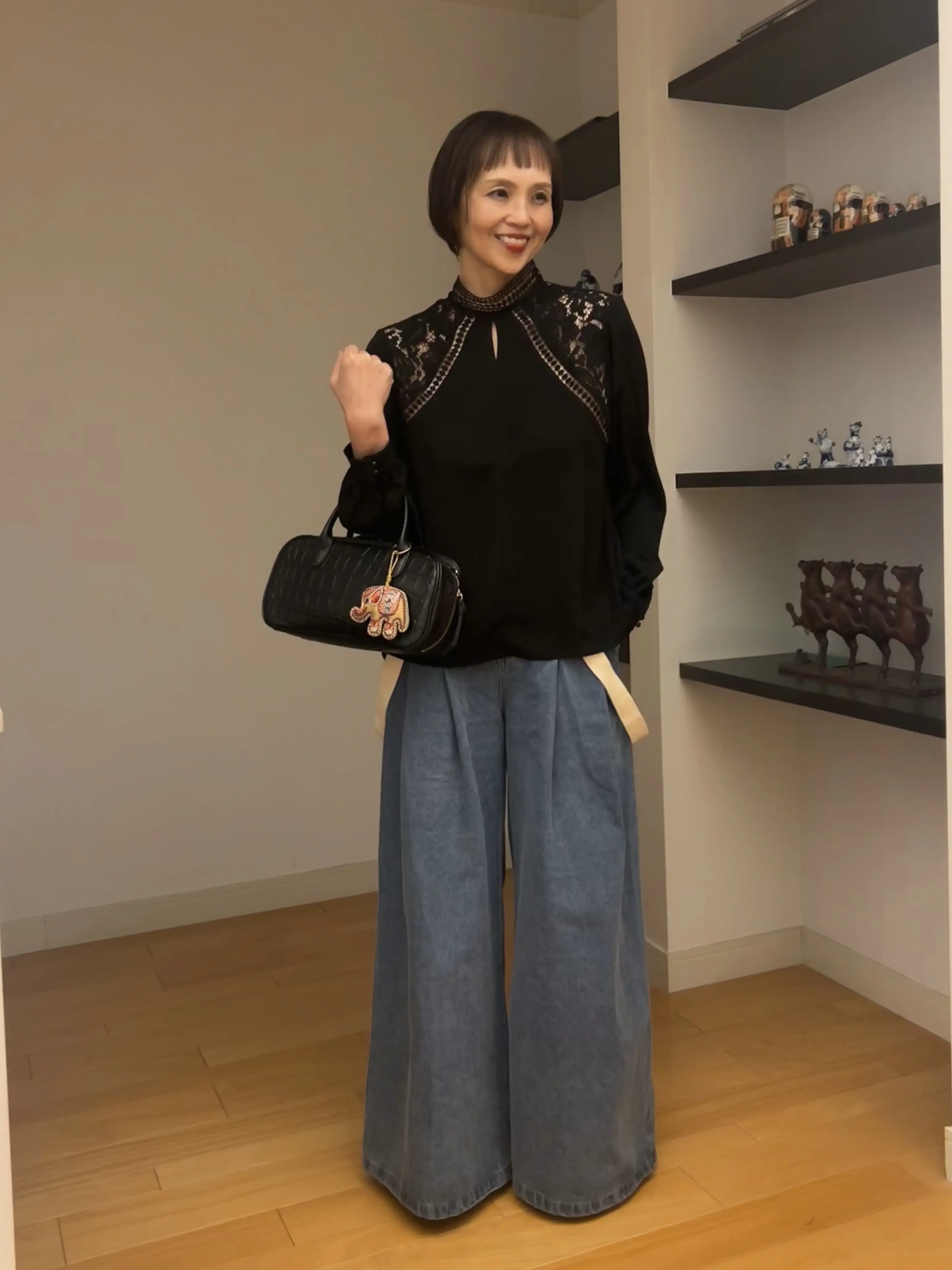 アラフィフランチコーデ　アラフィフデニムコーデ　大人カジュアル　ワイドデニム　自撮り　オン眉　ミニボブ　サスペンダー　サスペンダー付きワイドパンツ　黒ブラウス　アラカンコーデ　アラカンファッション