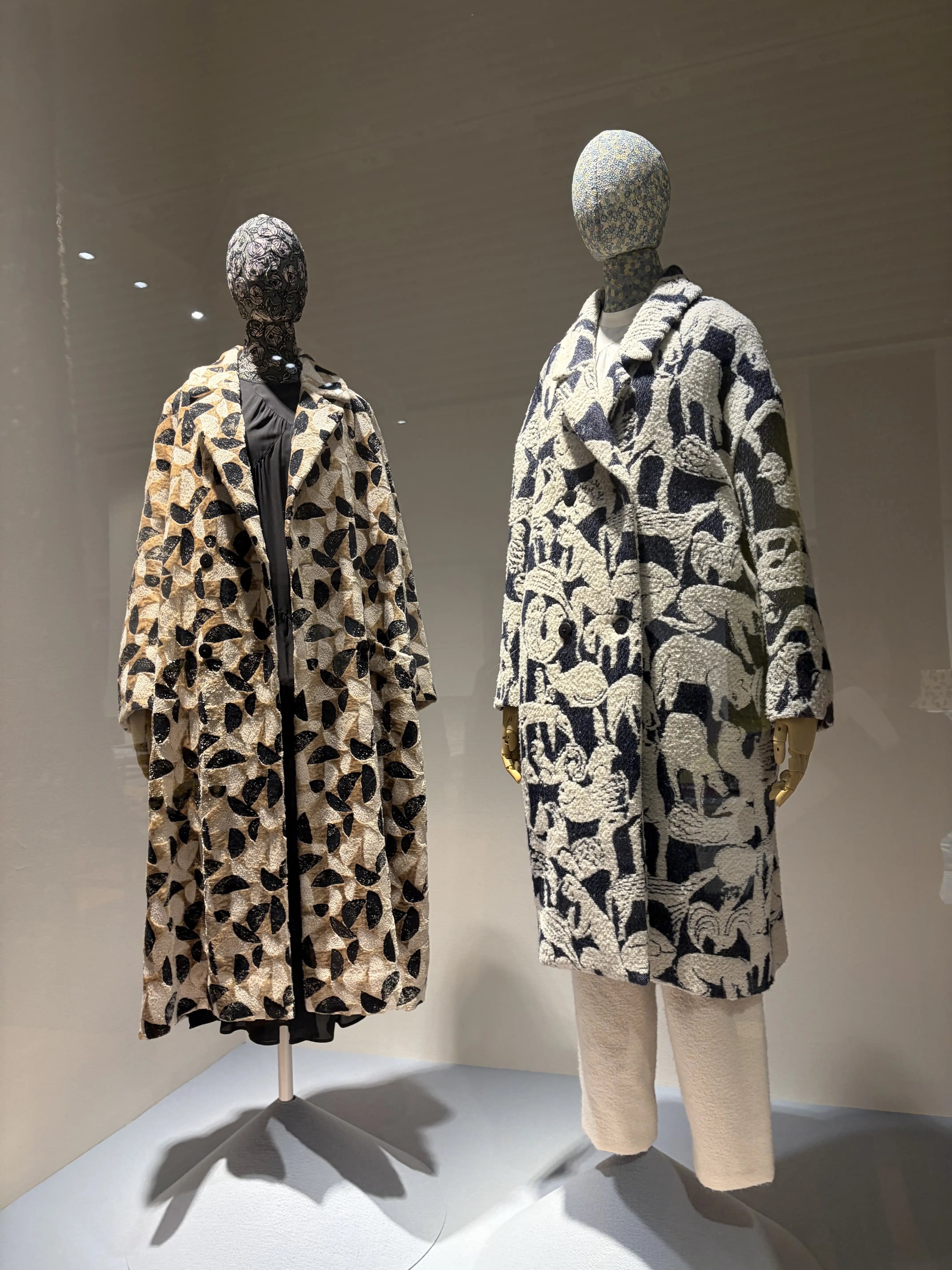 個性馬具積んのミナペルホネンのコートは唯一無二