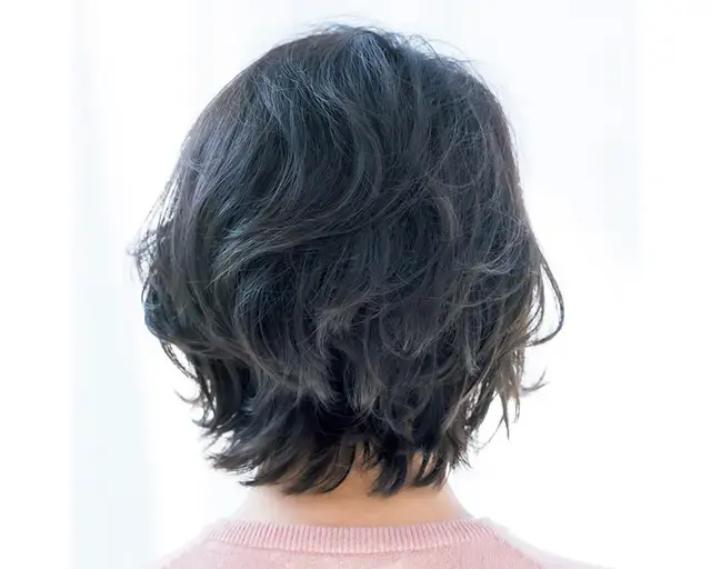 自然とボリューム感をUPする“うねり髪×パーマ”