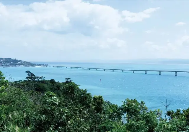 古宇利島へは、ターコイズブルーの遠浅の海を眺めながら、古宇利大橋を渡っていく