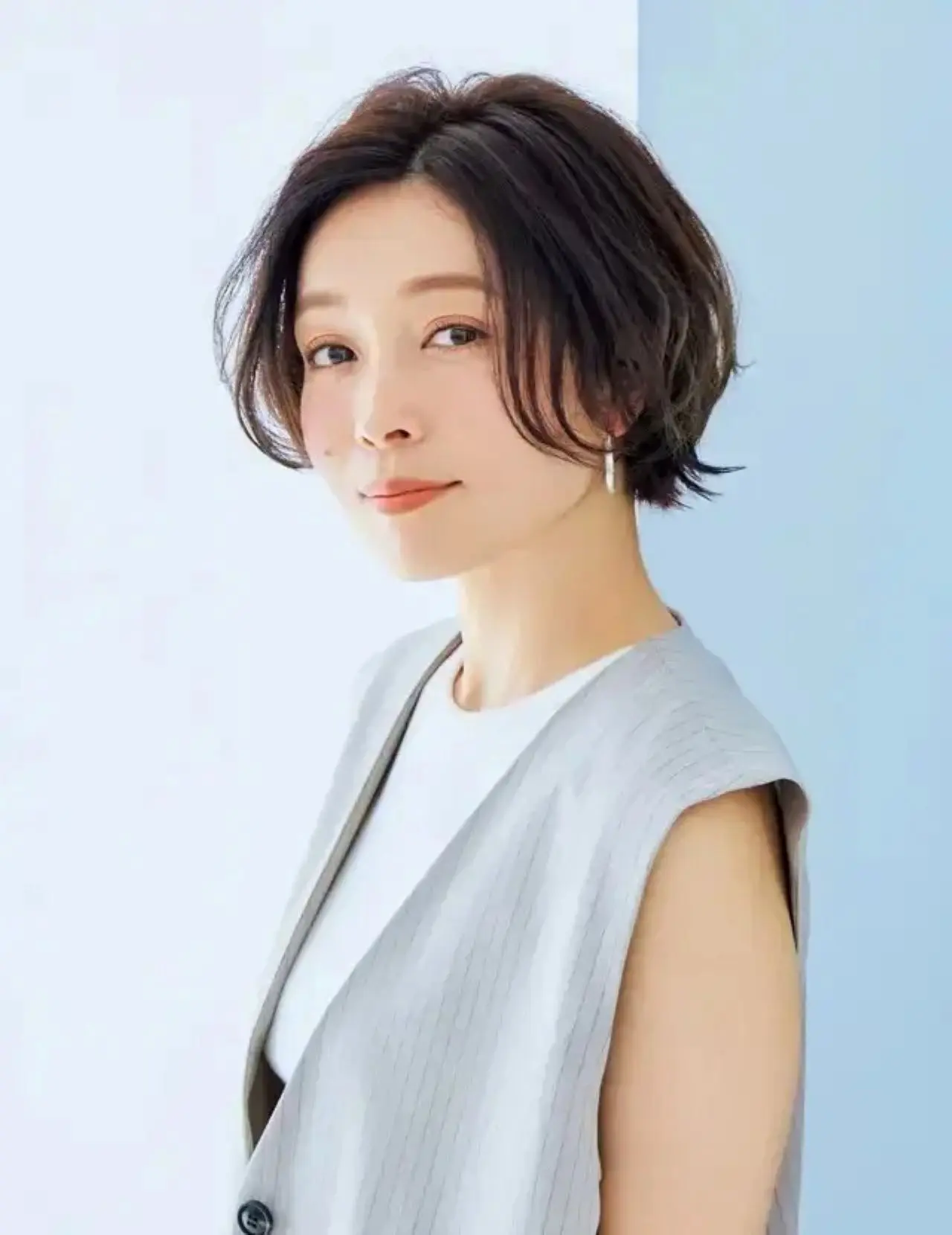 どんな顔型にも似合う！華やかで女性らしい雰囲気「50代のショートボブ」8選