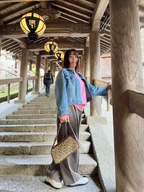 デニムジャケット：yanuku ニット：JENASIS パンツ：GU スニーカー：Onitsuka Tiger バッグ：A　VACATION　奈良派　長谷寺