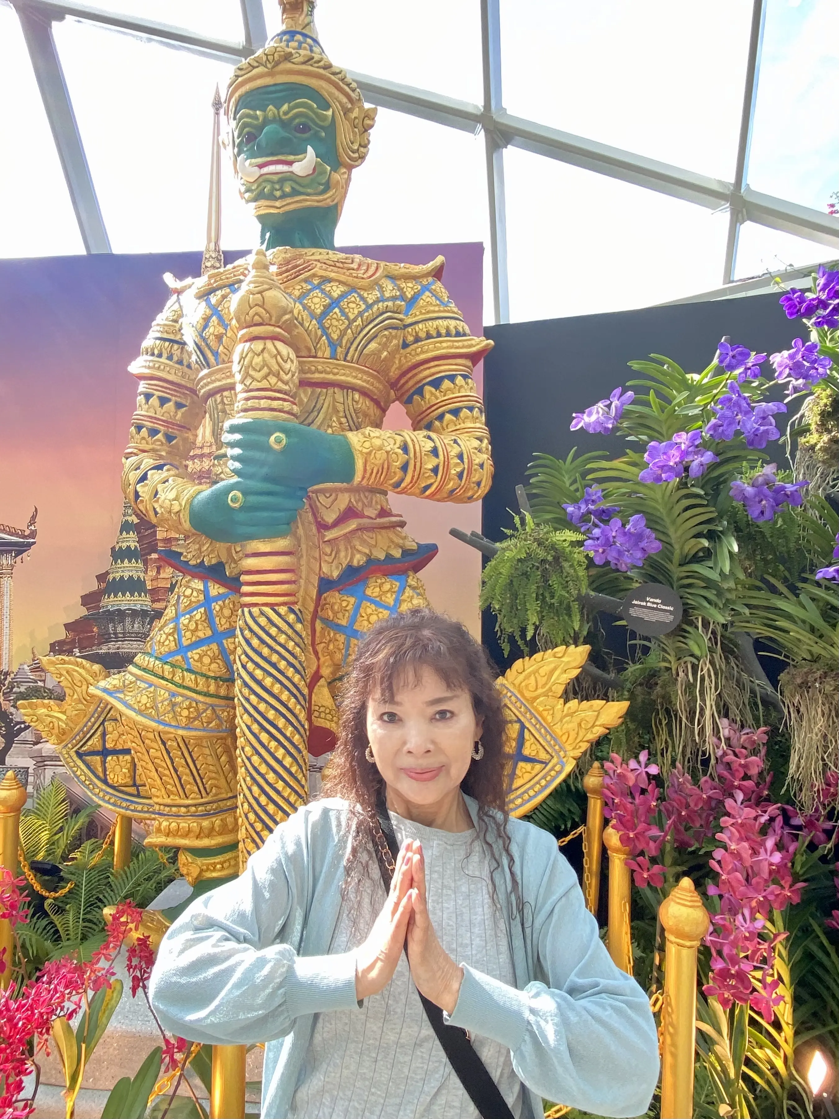 シンガポールガーデン・バイ・ザ・ベイ内でポーズを取る女性