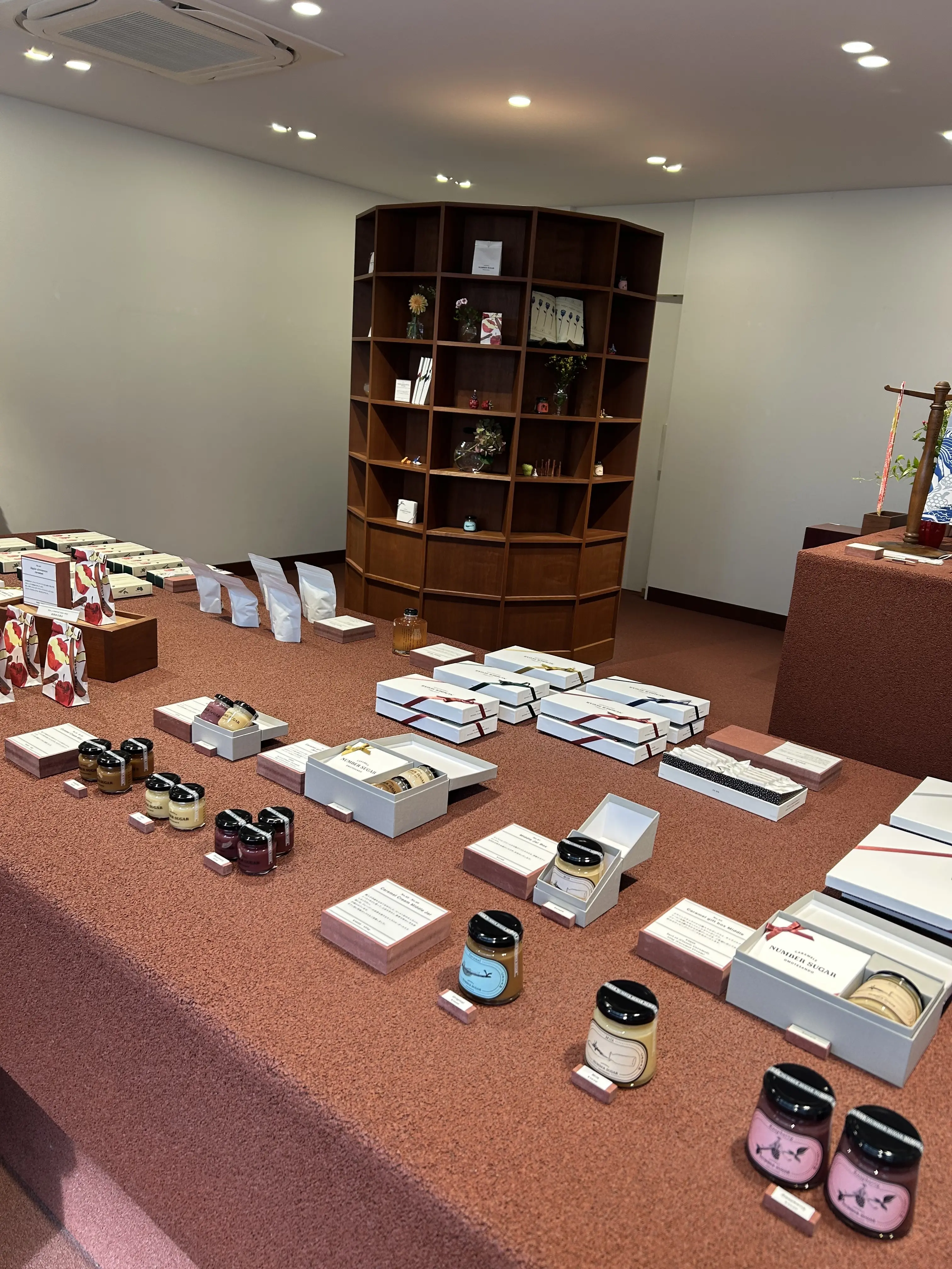 お洒落な町 代官山は古着屋さんで見つけたお気に入りのＧジャンやジレを羽織って_1_12