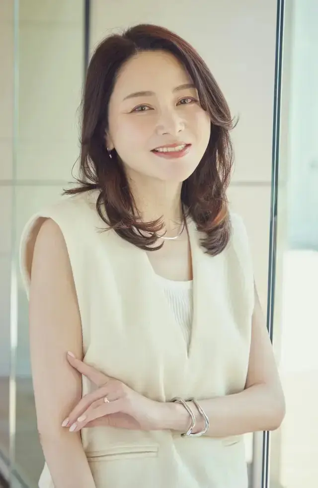 50代に人気上昇中！女性らしくて華やか「夏のミディアムヘア」45選