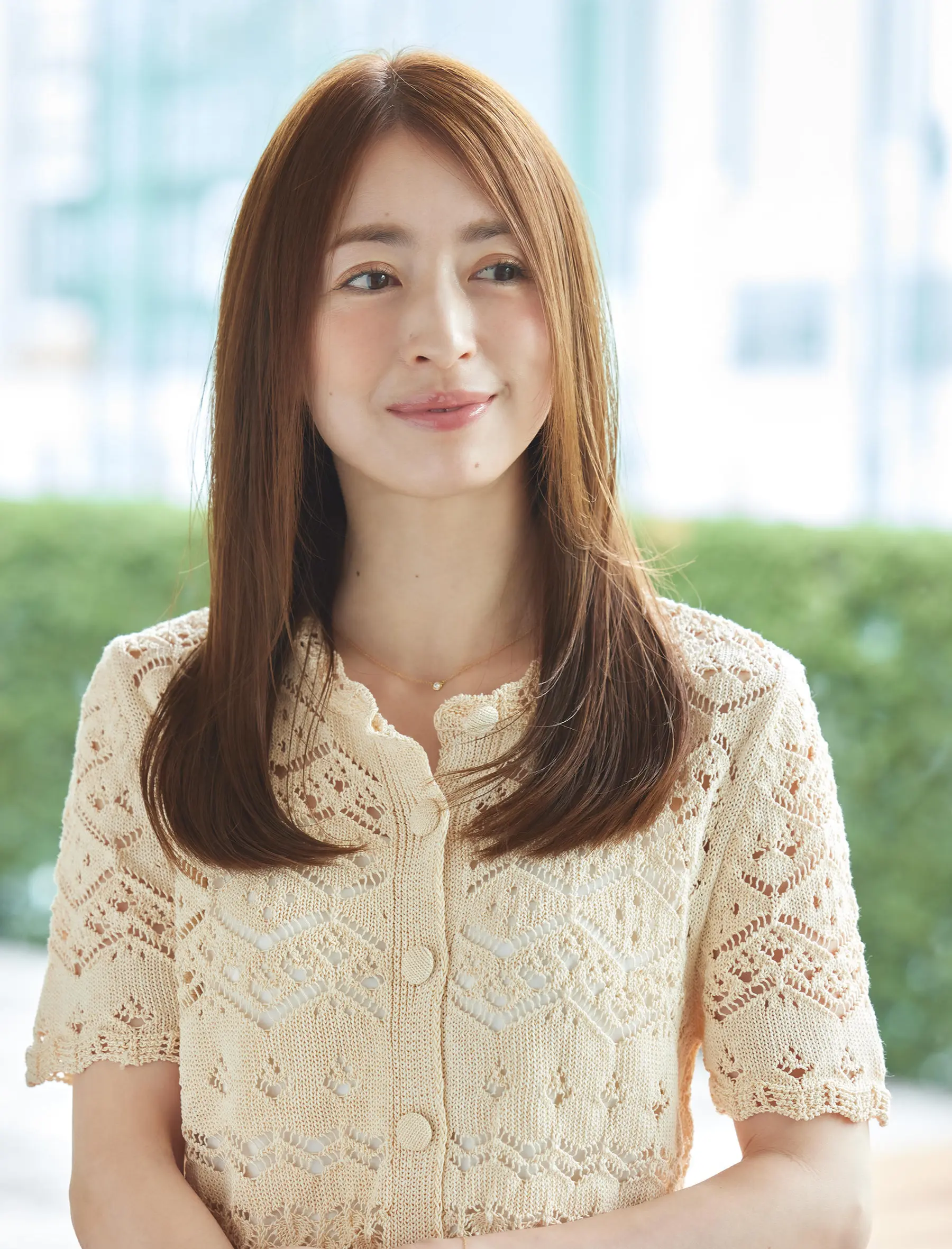 Webエクラ 前から見たセミロングヘアスタイル
