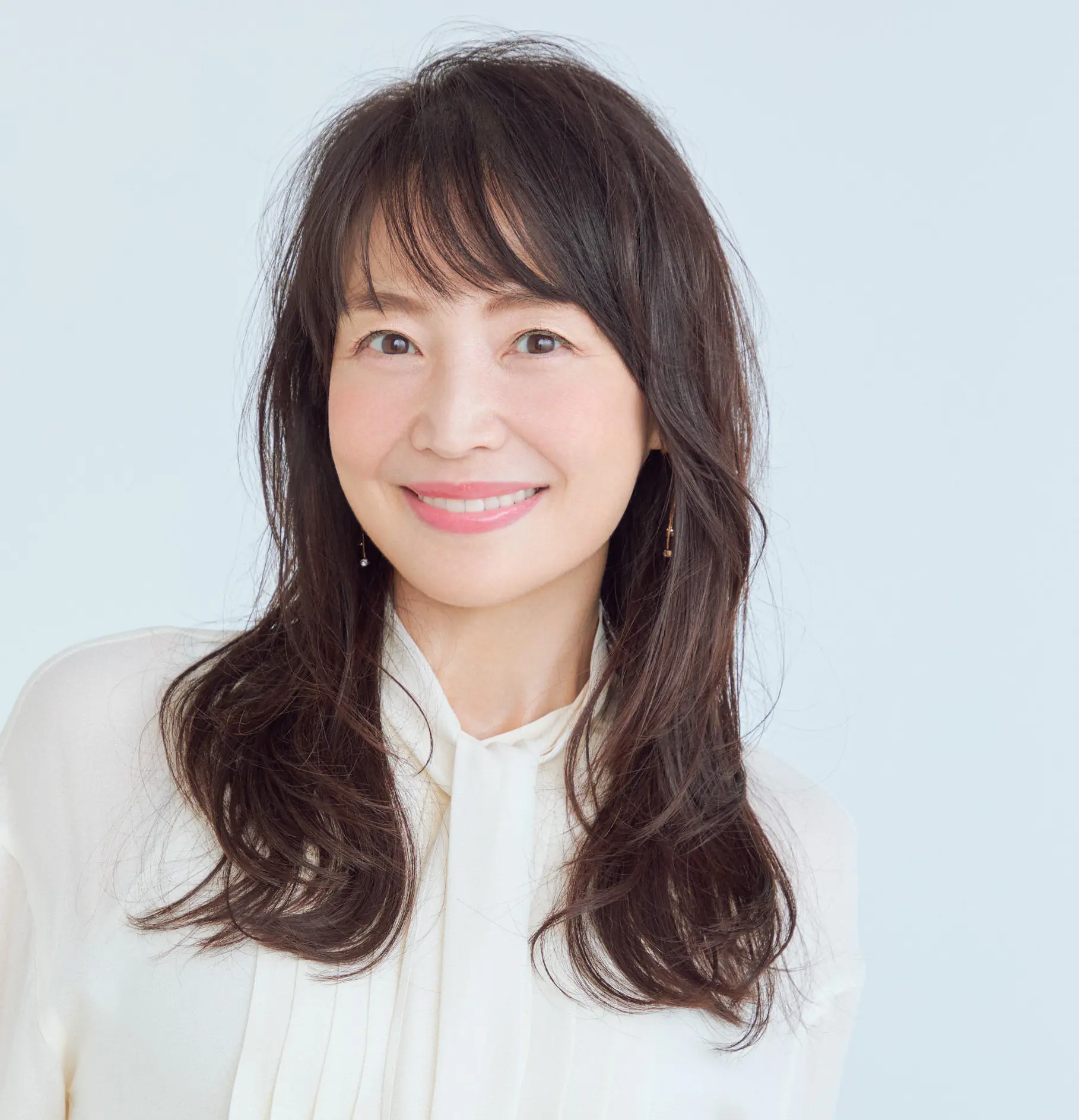 顔まわりのレイヤーで50代のロングヘアを豊かに、軽やかに！【50代髪型・ヘアスタイル】
