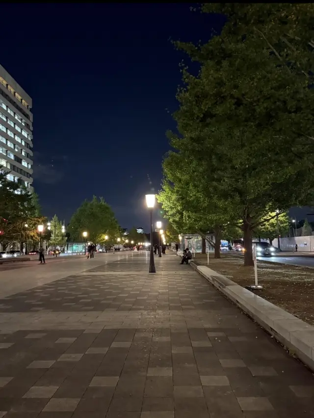 秋寒は無印良品の赤のトップスで温もりをチャージして、夜の丸の内へ_1_4