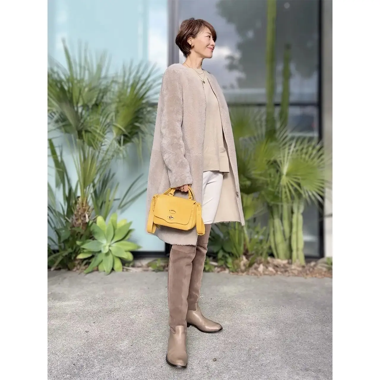 ベージュコーデの差し色にイエローバッグをセレクト