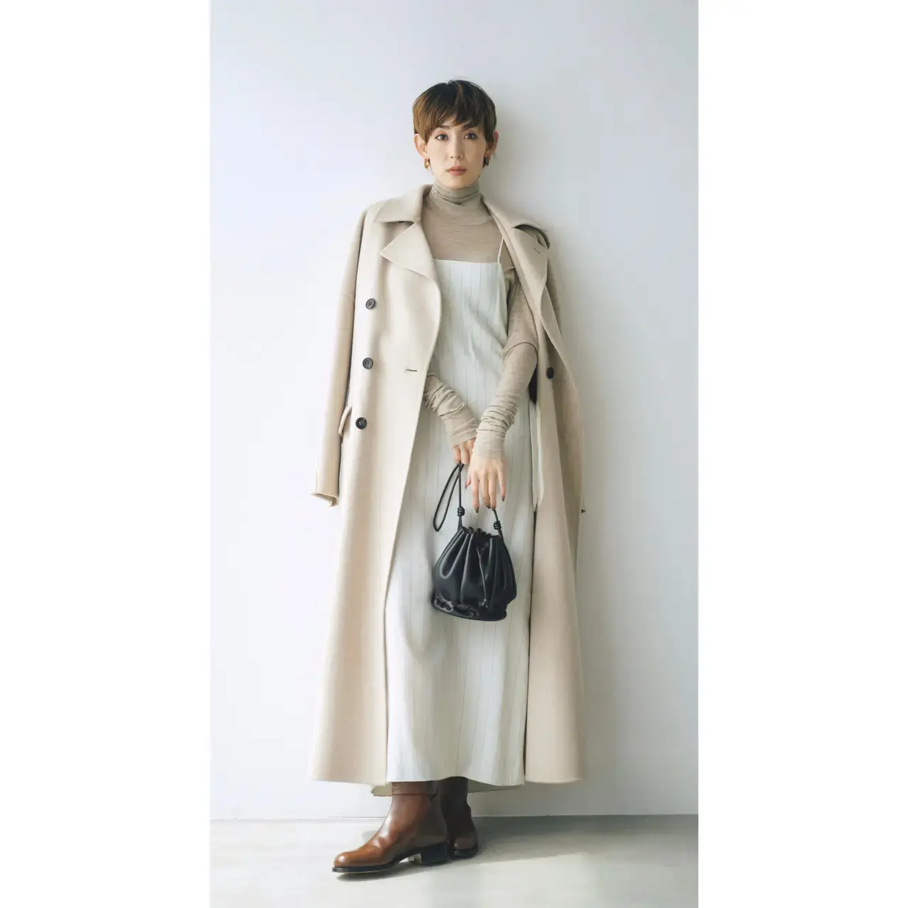 冬のレイヤードスタイルは、ベージュのグラデーションでほんのり甘い雰囲気に。