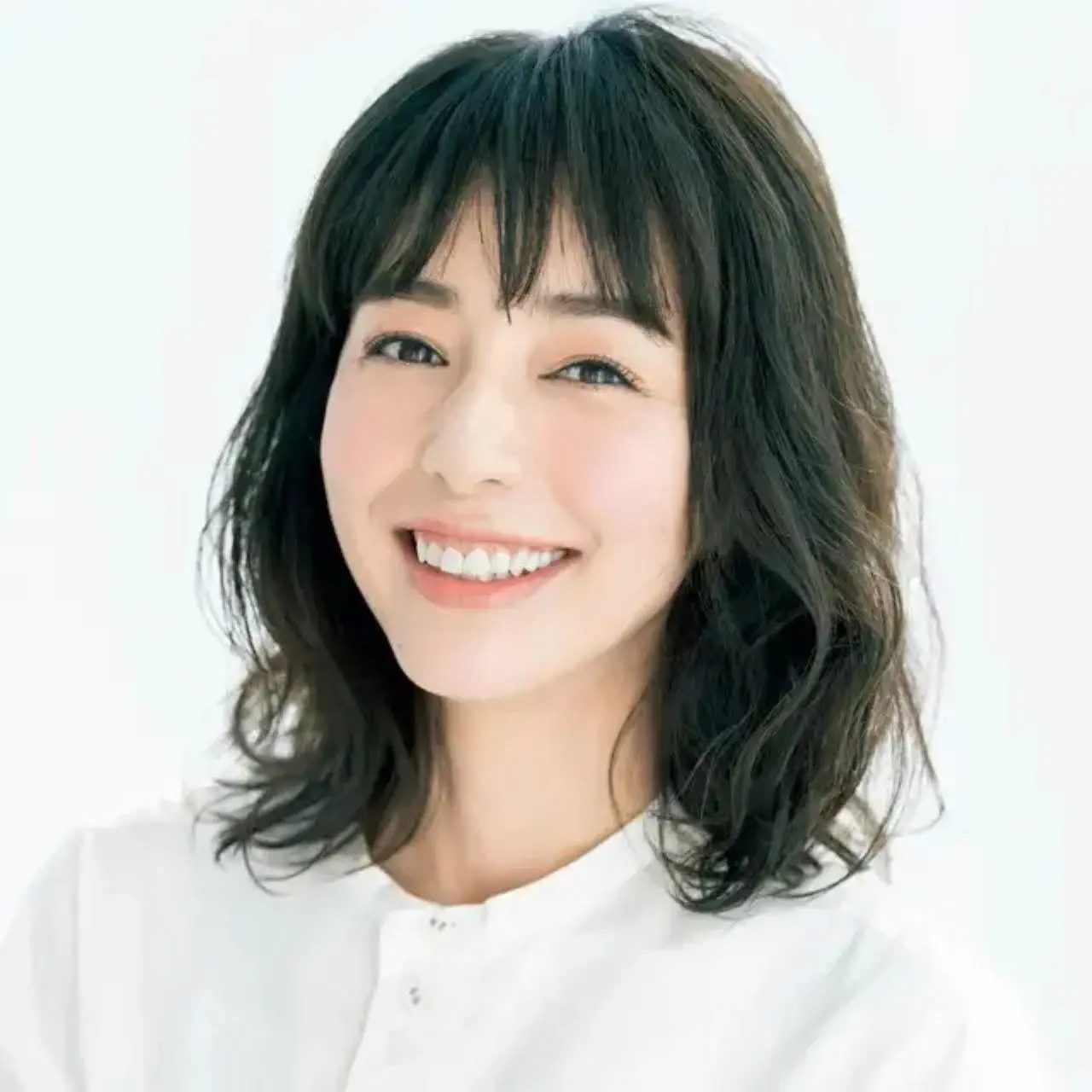 ジメっとした梅雨時もおしゃれに見える！40代に似合う「大人のミディアムヘア」19選