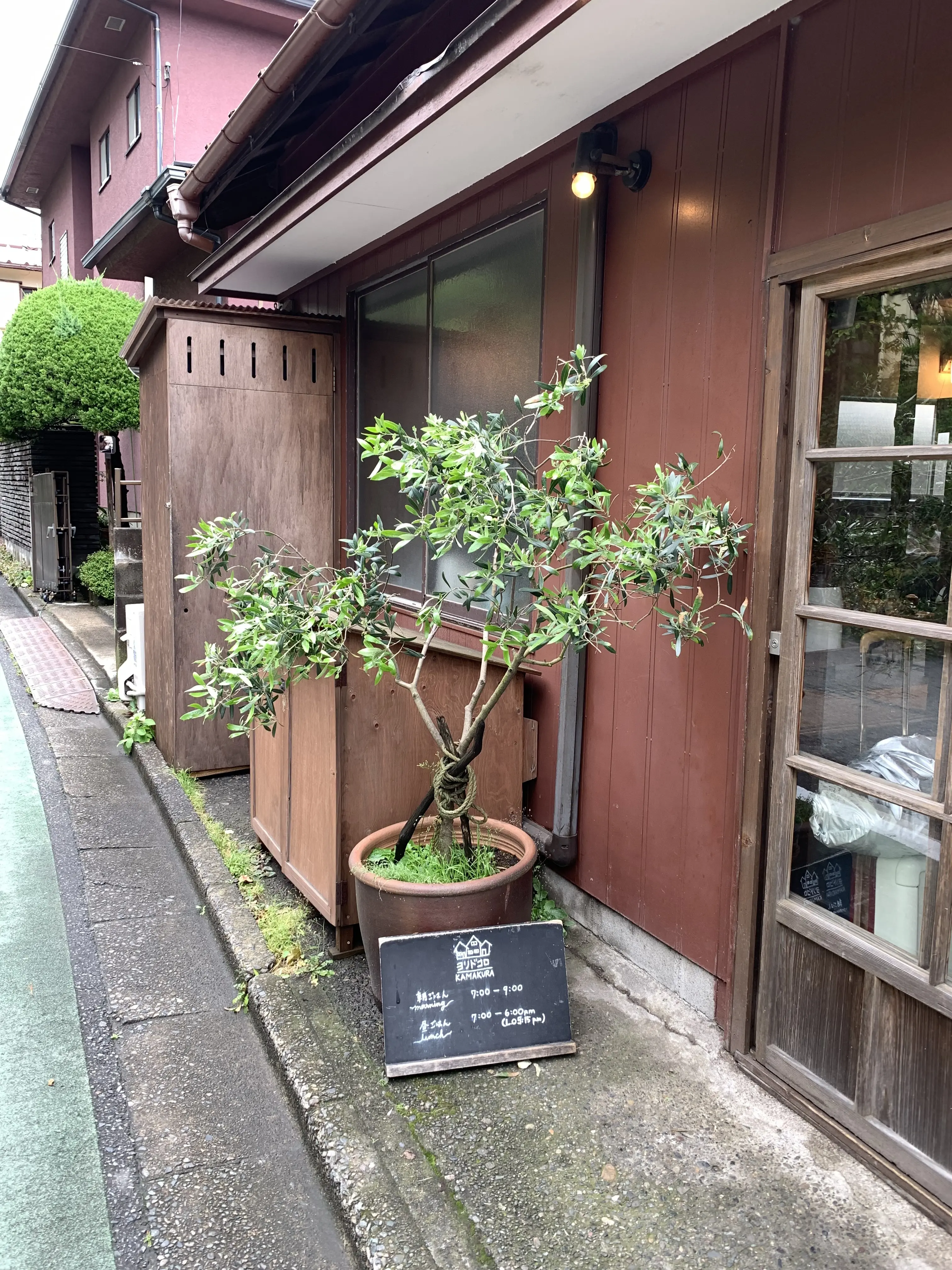 カフェヨリドコロ　鎌倉　入口