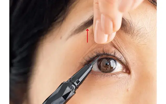 まつ毛とまつ毛の間は黒のラインで埋める