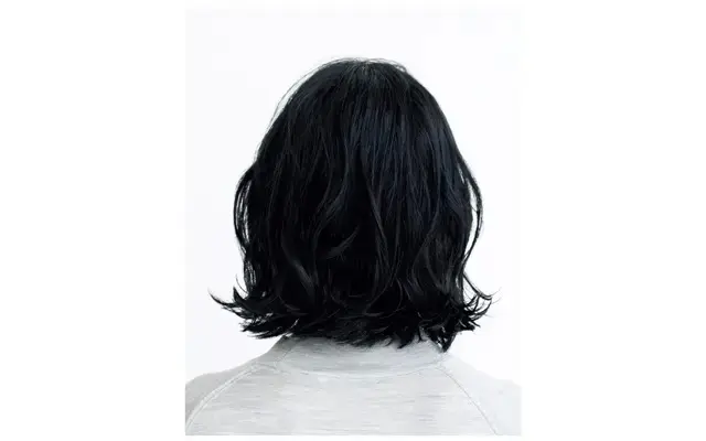 ランダムパーマをプラスして今っぽいミディアムヘアに【50代髪型・ヘアスタイル】