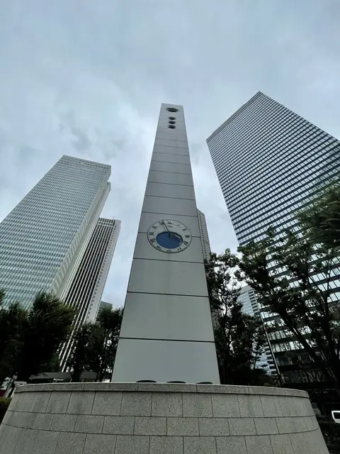新宿アイランドタワー前の時計台