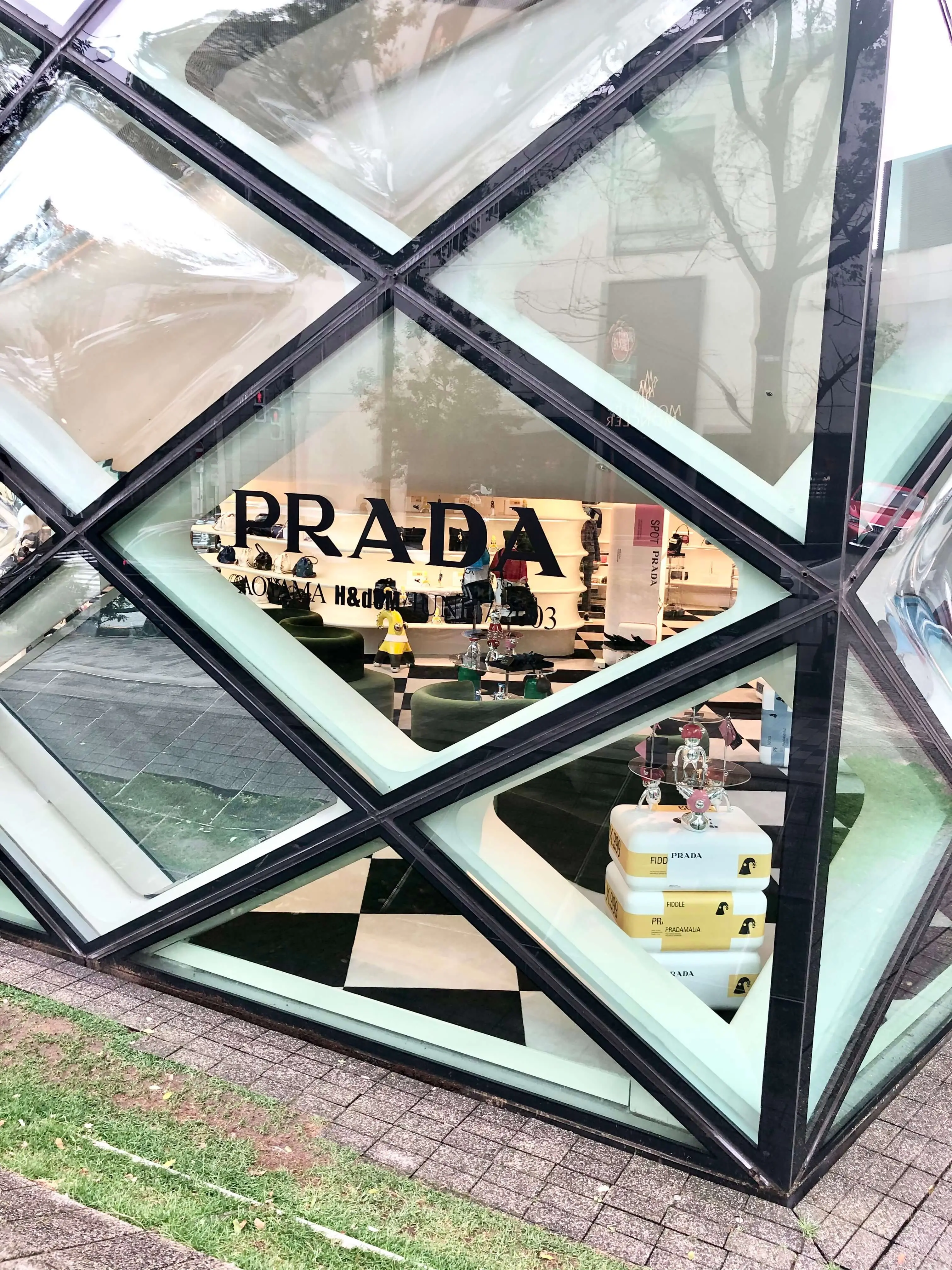 PRADA青山店ビルのロゴ。