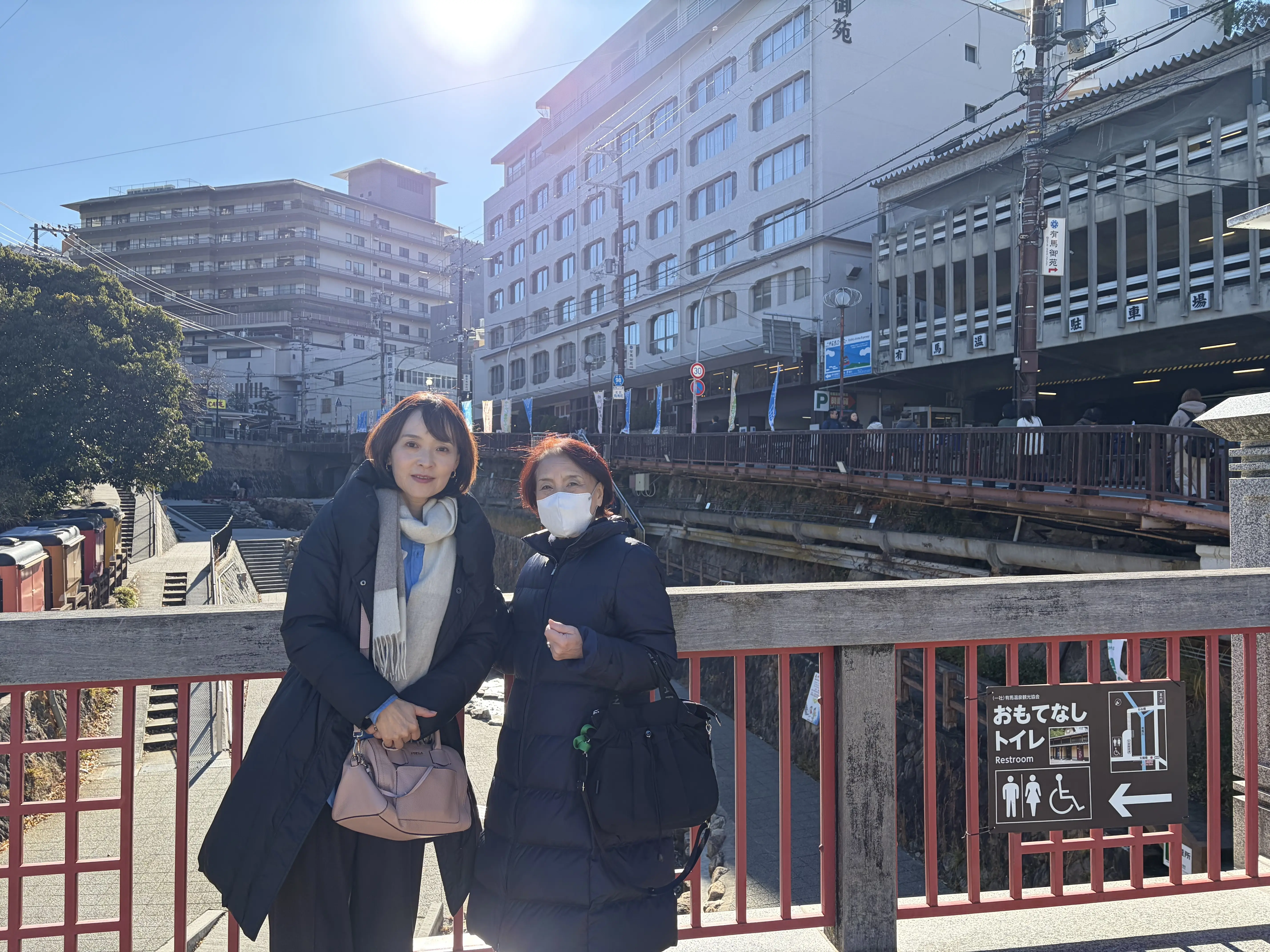 太閤橋で記念撮影をする母と娘