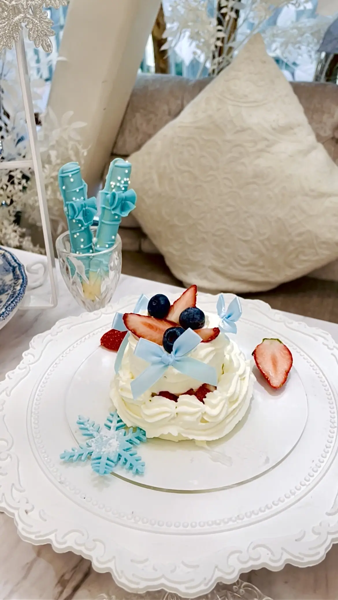haute couture cafe、haute couture cafe表参道、表参道カフェ、オートクチュールカフェ、オートクチュールカフェ表参道、表参道グルメ、表参道アフタヌーンティー、期間限定、期間限定アフタヌーンティー、ジュレ、スイーツ、可愛いスイーツ、雪の結晶、冬スイーツ、クリスマスアフタヌーンティー、ケーキ、ホールケーキ、生クリームケーキ、クリスマスケーキ、ベリーのケーキ、ストロベリー、いちご、イチゴとブルーベリーのケーキ、イチゴとブルーベリーの生クリームケーキ、雪の結晶、雪の結晶スイーツ、