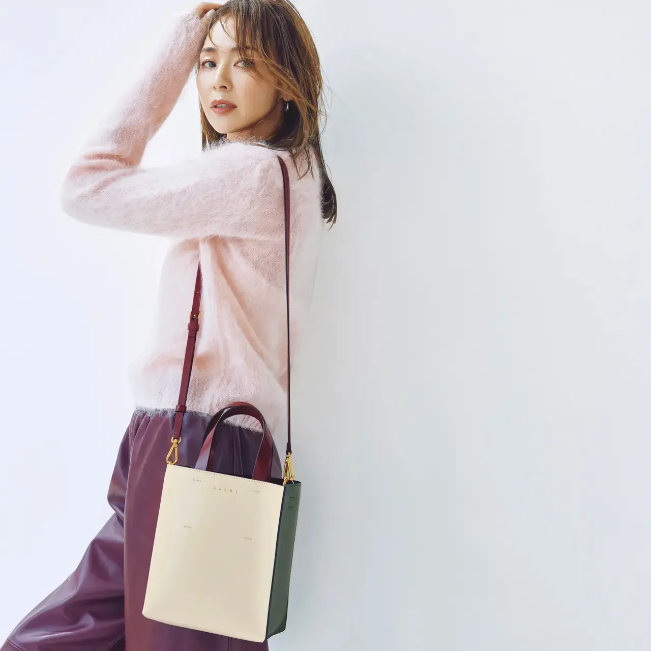 ポジティブになれるピンク×ボルドーの配色でカジュアルコーデの鮮度アップ