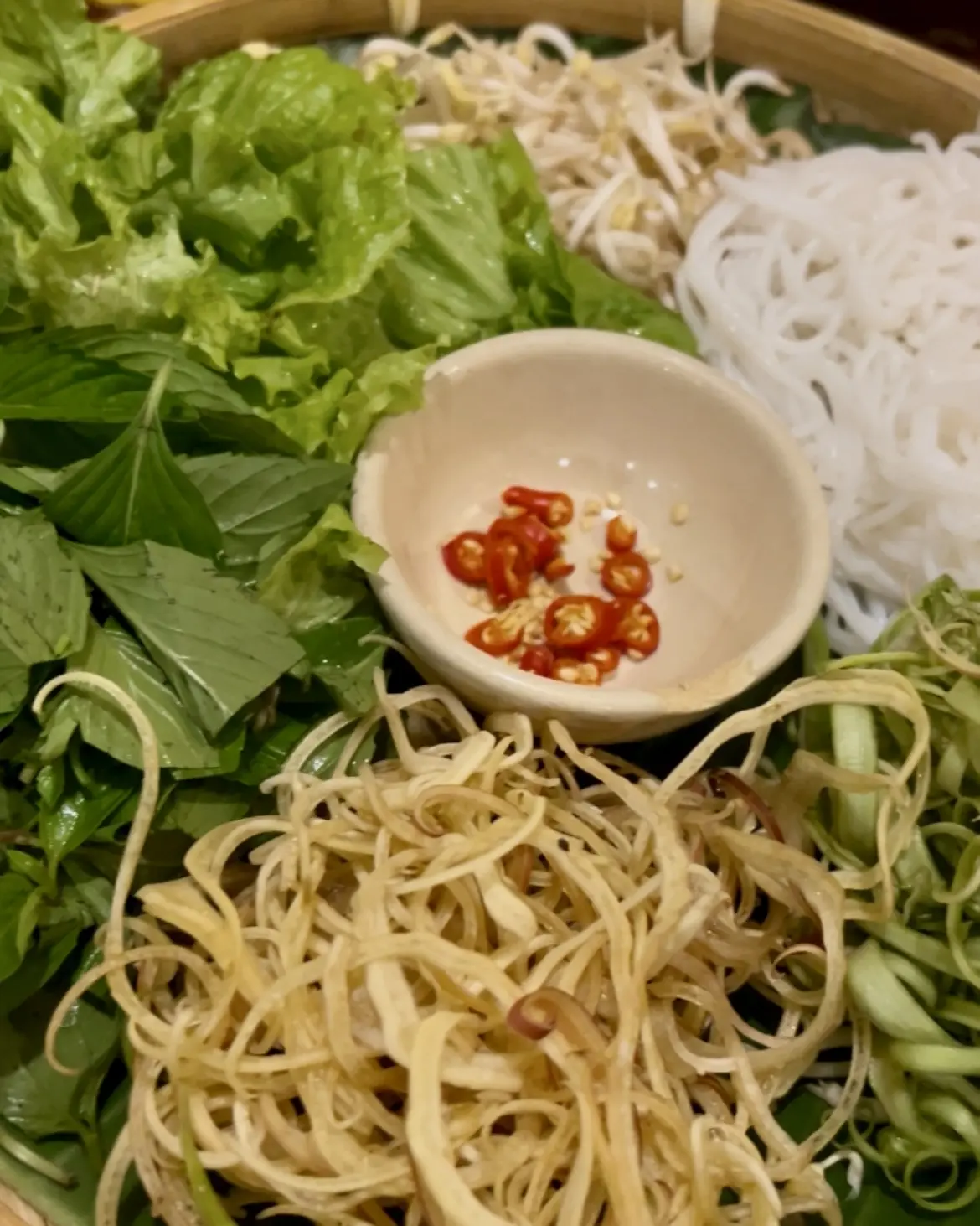 ブン（麺）・香菜・もやし・バナナの花