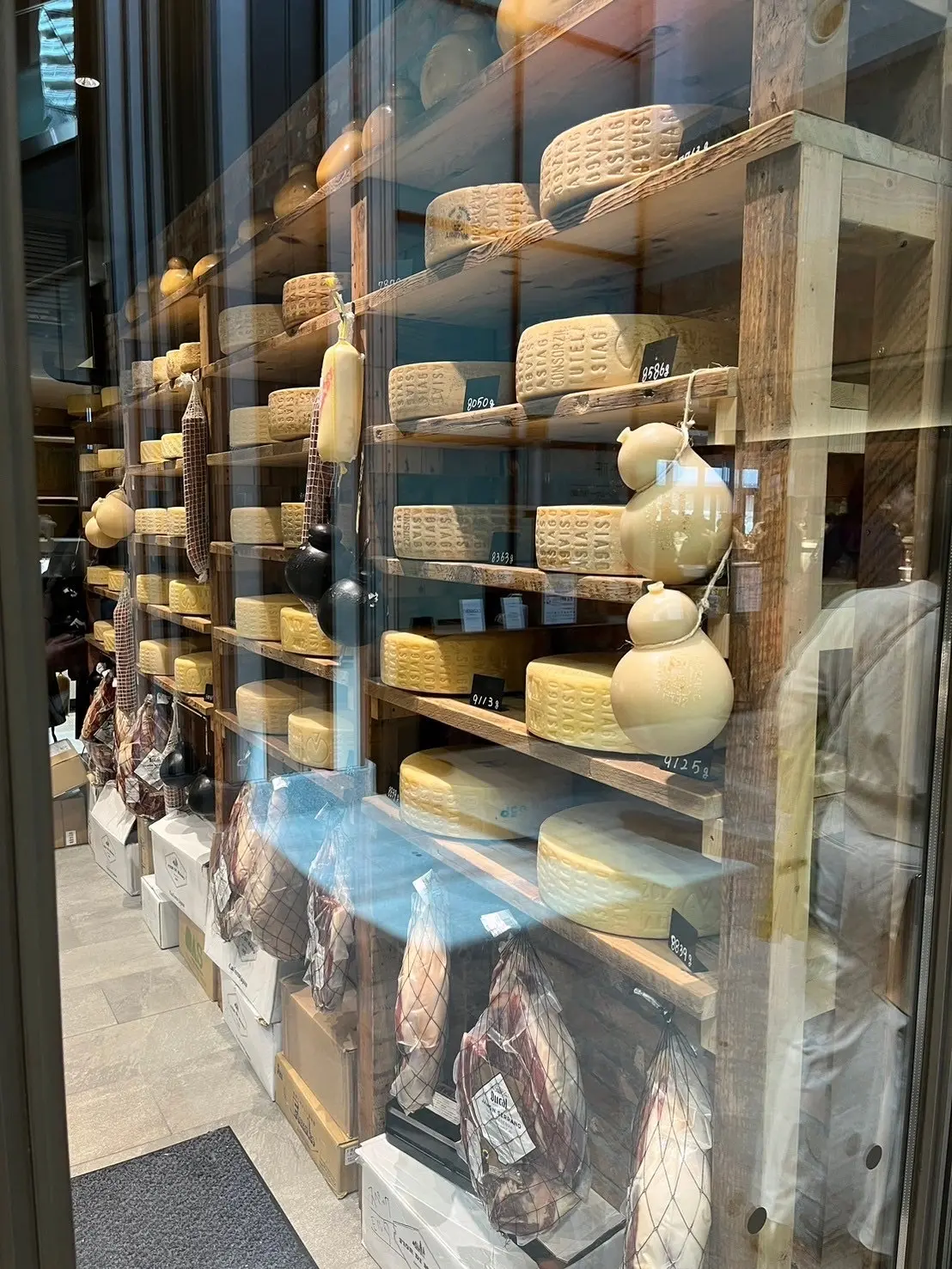 チーズ専門店の陳列