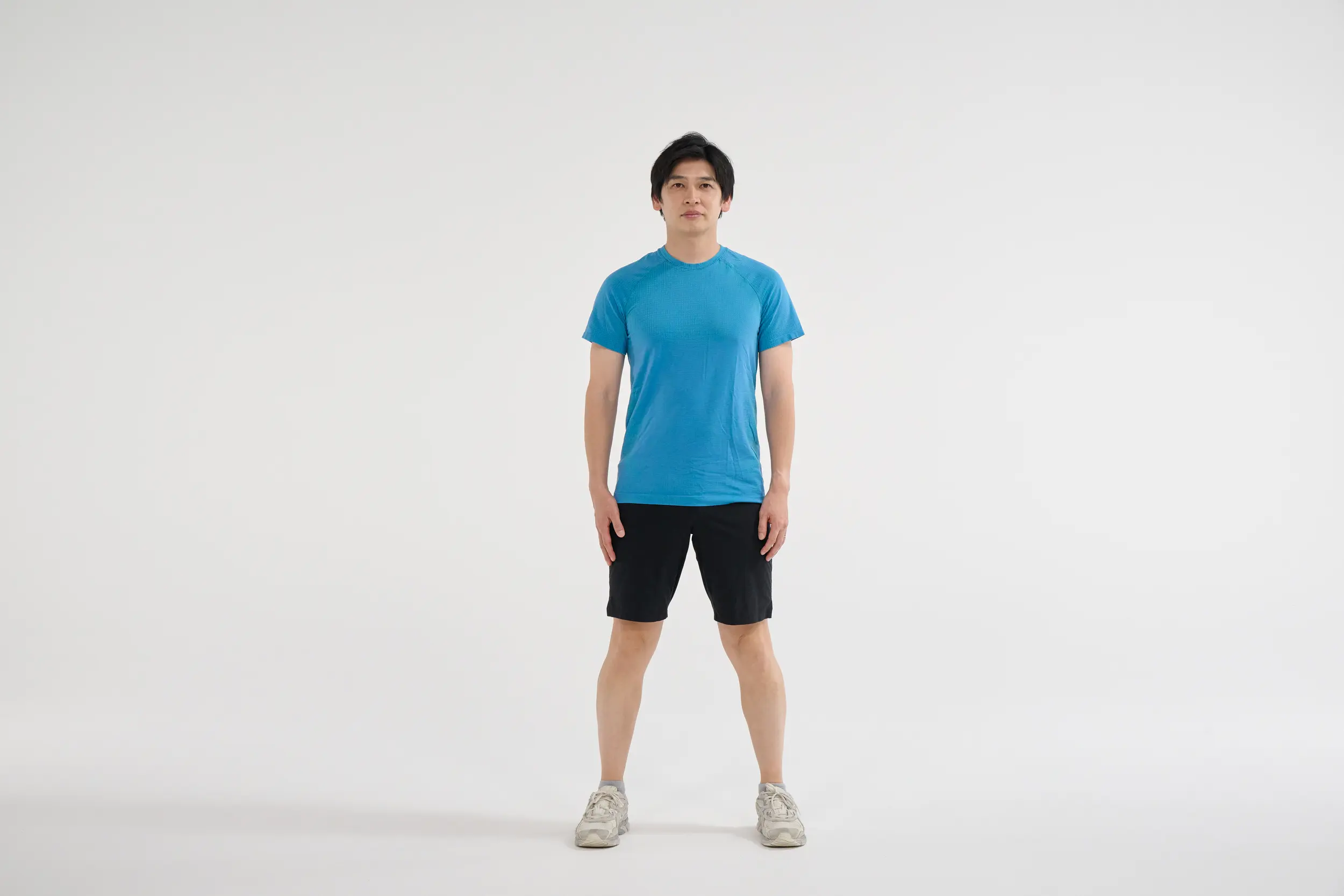 ① まっすぐに立って、左足を少し外に開く。無理に大きく開かず、自然な幅に。