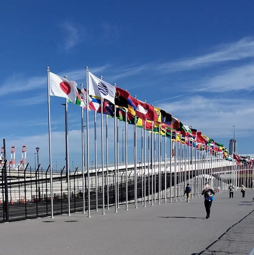 大阪万博　ゲート前の国旗