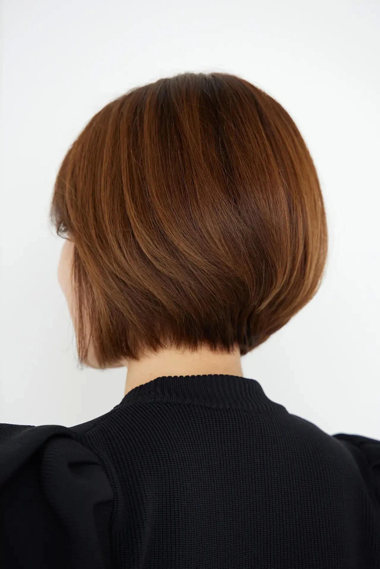 野暮ったく見えがちな大人の丸みは、盆のくぼへ向かう毛流れをつくるレイヤーカットで攻略可能。