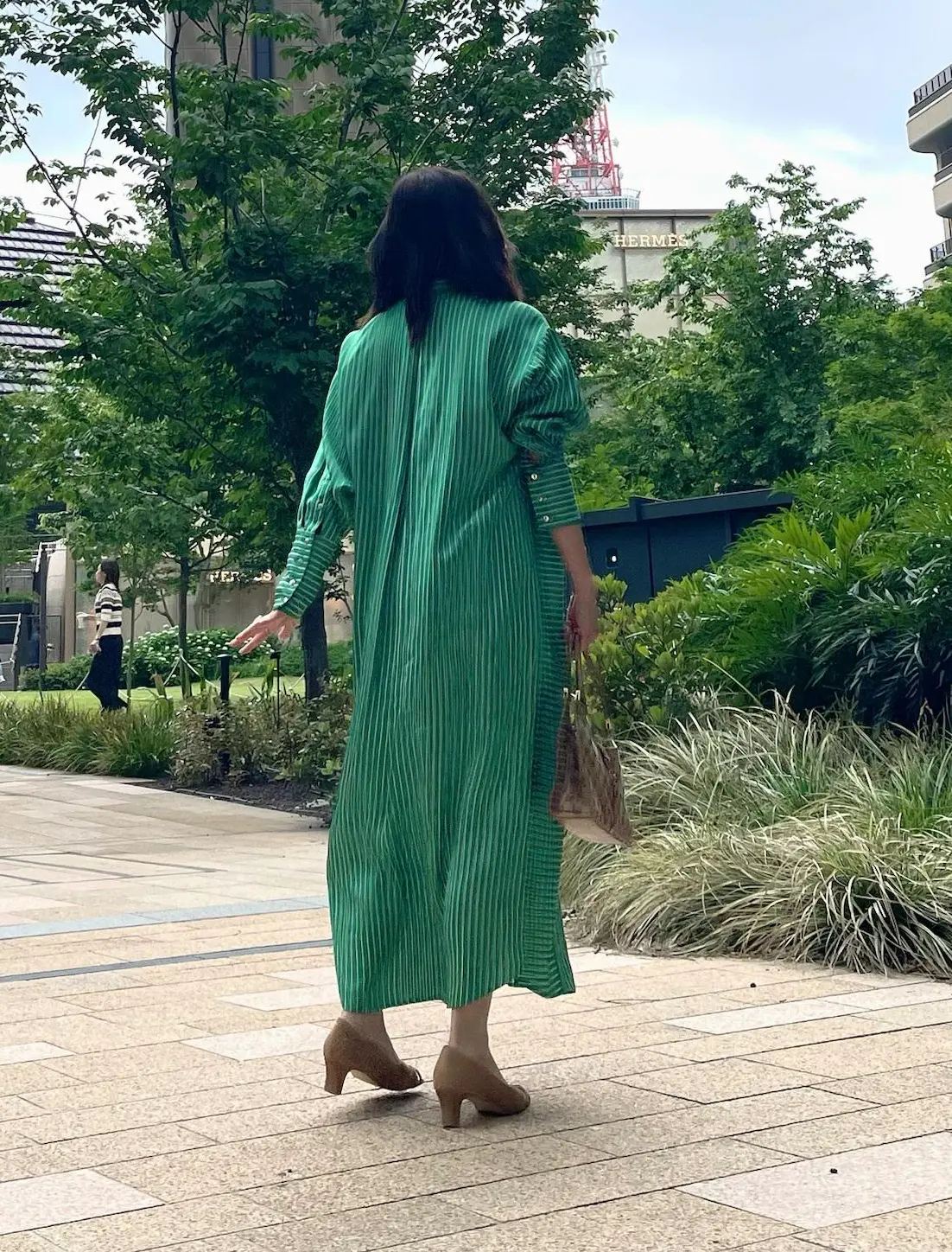 グリーンワンピースを着て初麻布台ヒルズランチ_1_2