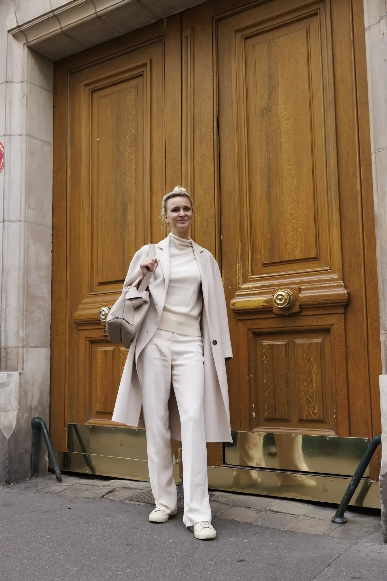 大人こそ、”白スニーカー”で着こなしを軽やかに！スタイル事例をチェックして【パリ・ミラノのおしゃれマダムSNAP 2025-2026冬】