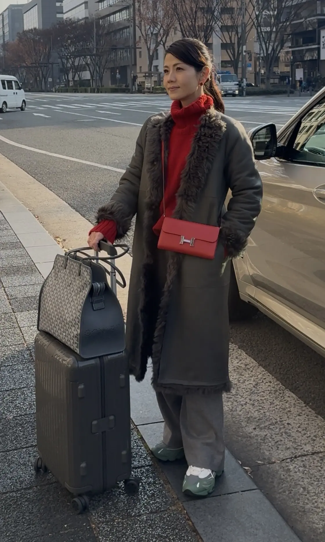 赤をポイントに、品よく。ドライブの日の大人のムートンコート着回し【３日目】_1_5